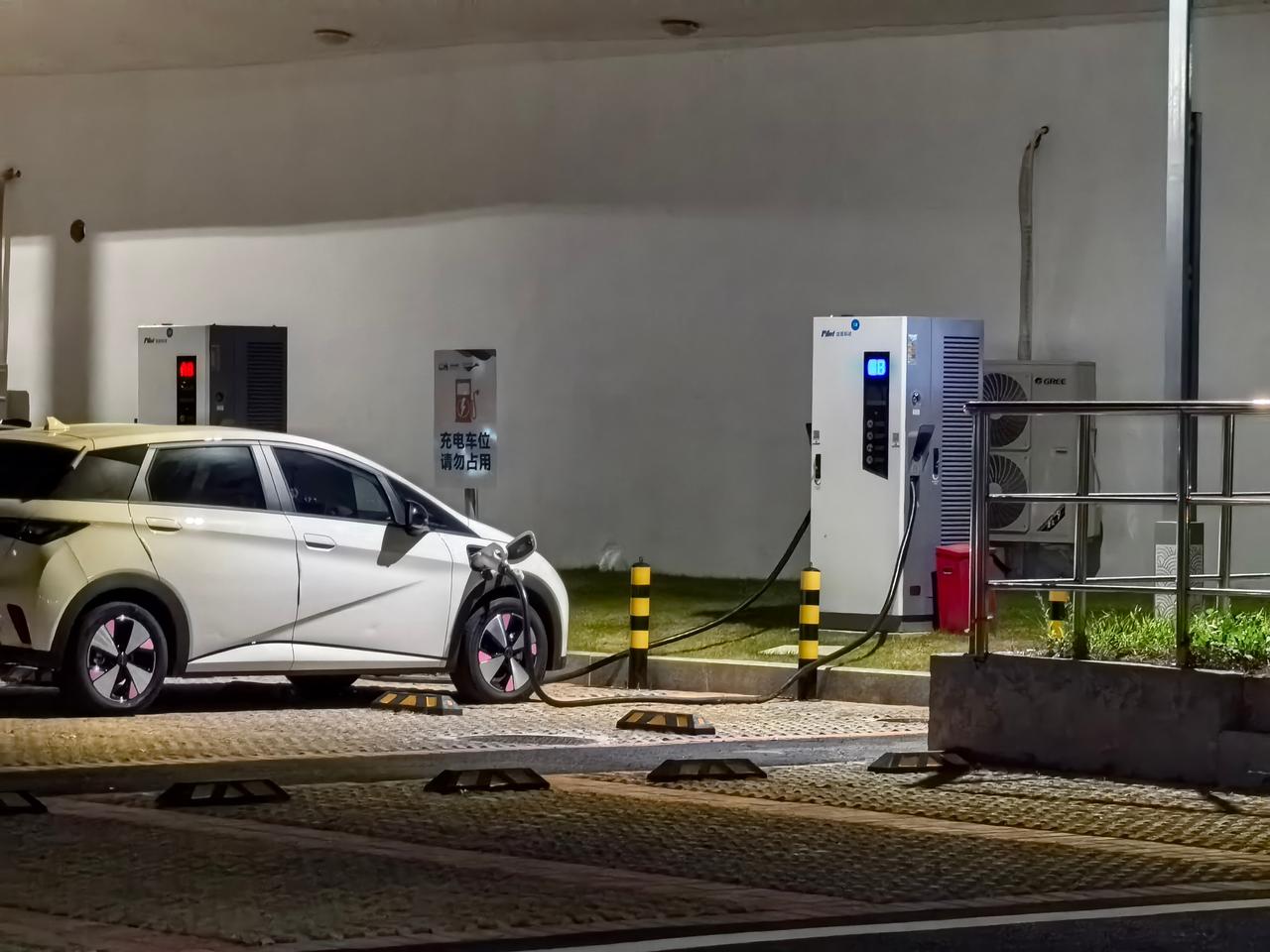 我家附近又开了一个高压充电站，1000V
电压，单枪240kW

再加上本来就有