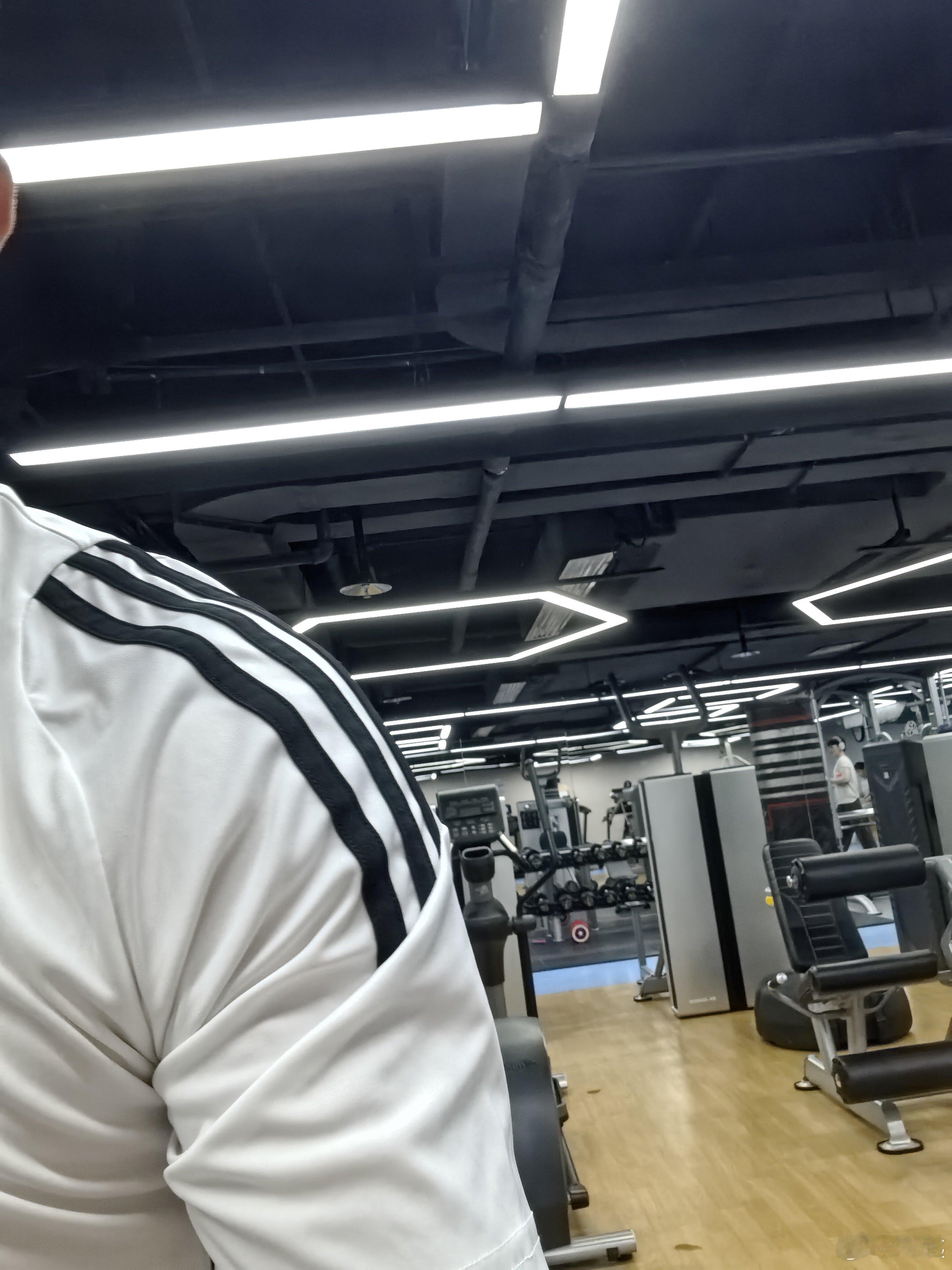 解说成都蓉城对海港之前，先健身了一会儿，运动量没有达到因为练了一会儿，进来一个浑