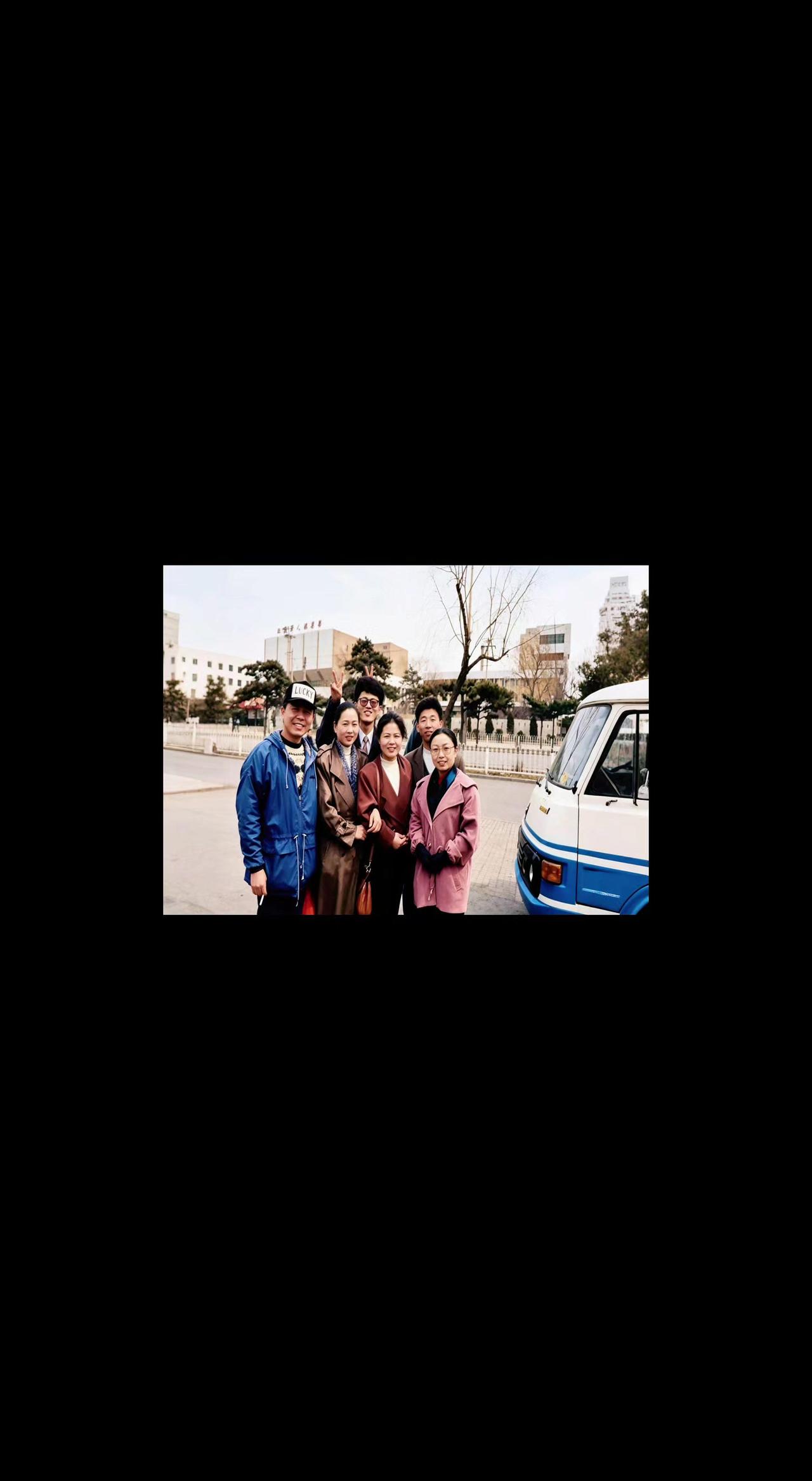 📸褪色的合影里，藏着多少青春滚烫的故事？老式面包车像时光邮差，载着笑靥驶向岁月