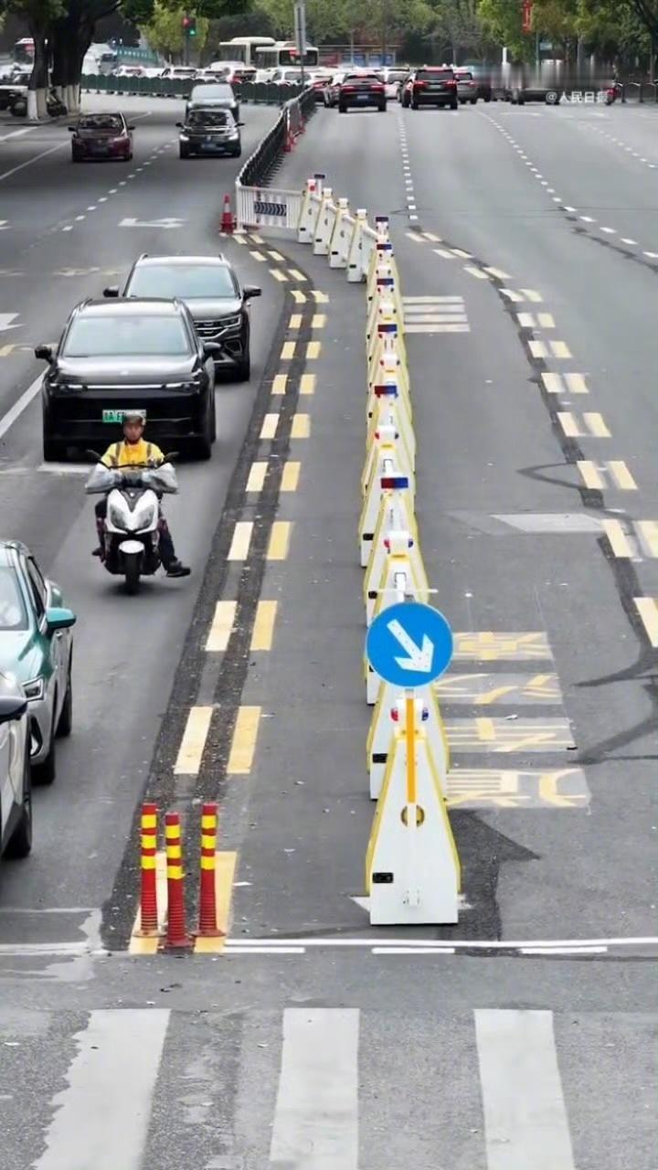 【起猛了看到了会走路的潮汐车道】谁懂啊，一抬头看见会“走路”的潮汐车道，科技感直