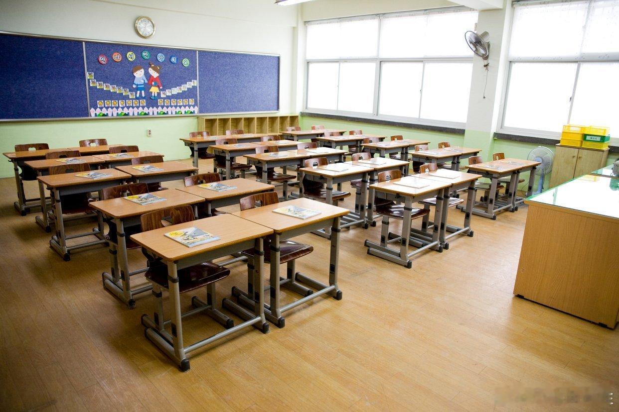 #浙江这所小学实现3秒午休躺平睡#学校午休有传统，趴桌醒来腰腿痛？午睡神器要普及