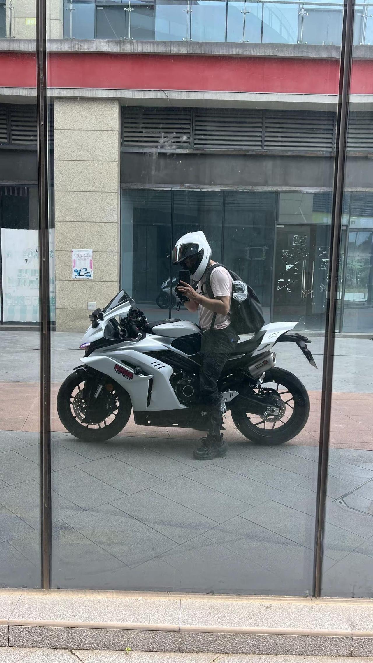 你是否也会止步一面玻璃。机车 春风500sr 摩托车改装 仿赛摩托车