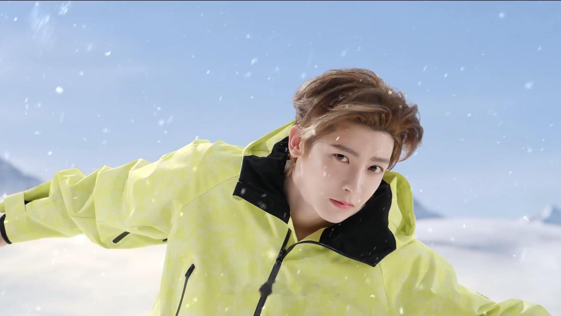 侯明昊雪中飞全球品牌代言人怎么玩都对这很雪中飞   穿雪中飞，一起驰骋雪场，热雪