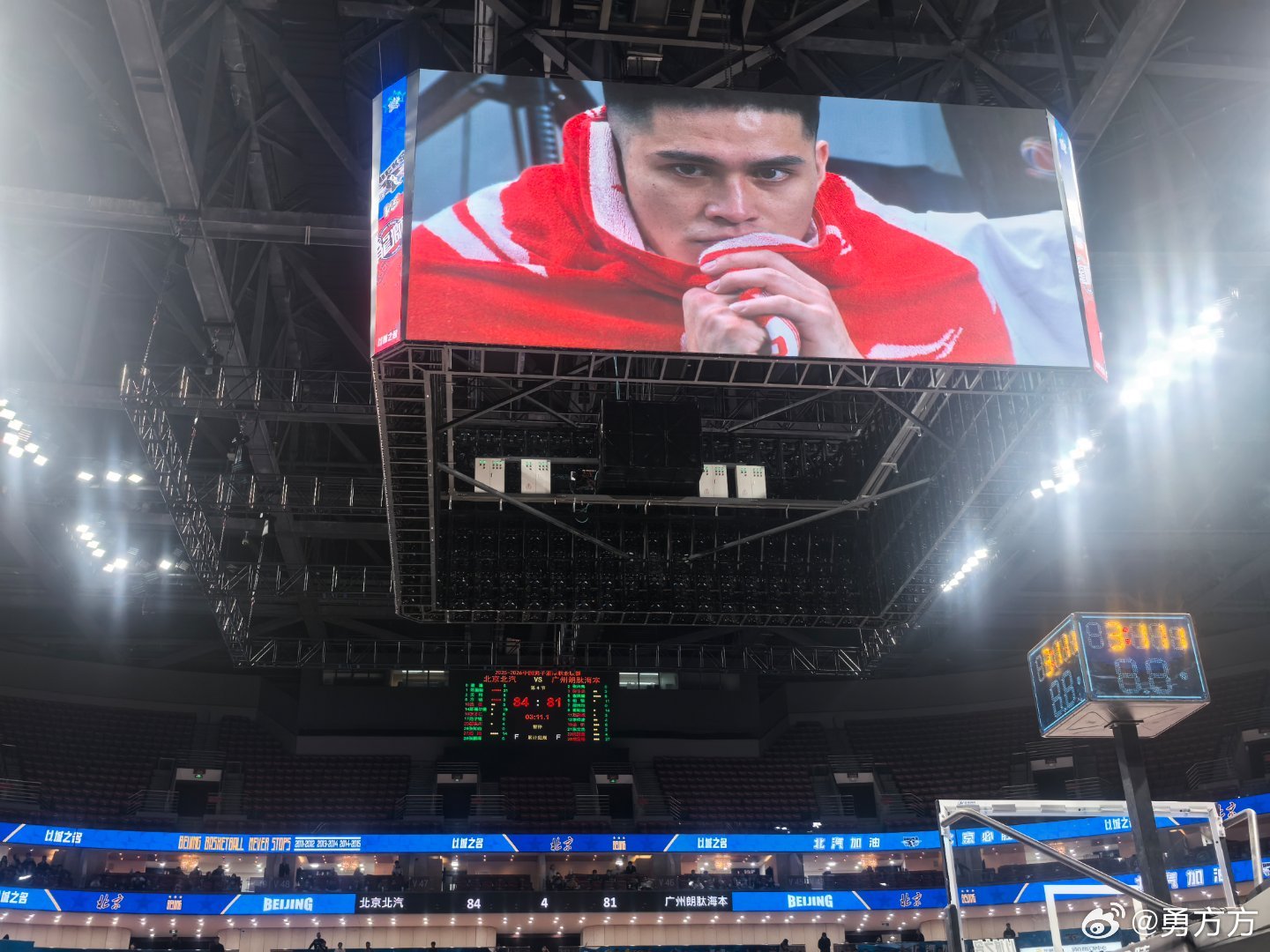 北京男篮vs龙狮男篮 本来后卫就缺人，让你两个后卫全五犯，今天力度挺大。 