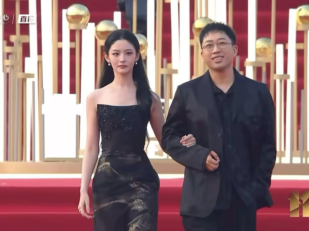 文荣奖上挽手走红毯的于正和赵晴文荣奖于正赵晴挽手走红毯 ​​​