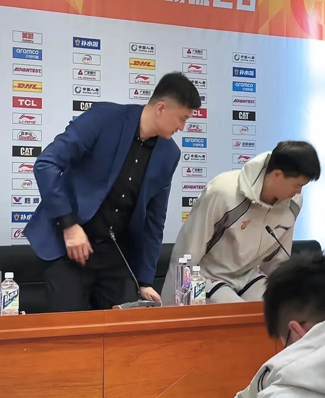 杜锋越来越有书记派头了。
焦泊乔潜力赛受伤，你杜锋还叫他来参加发布会，这也罢了，