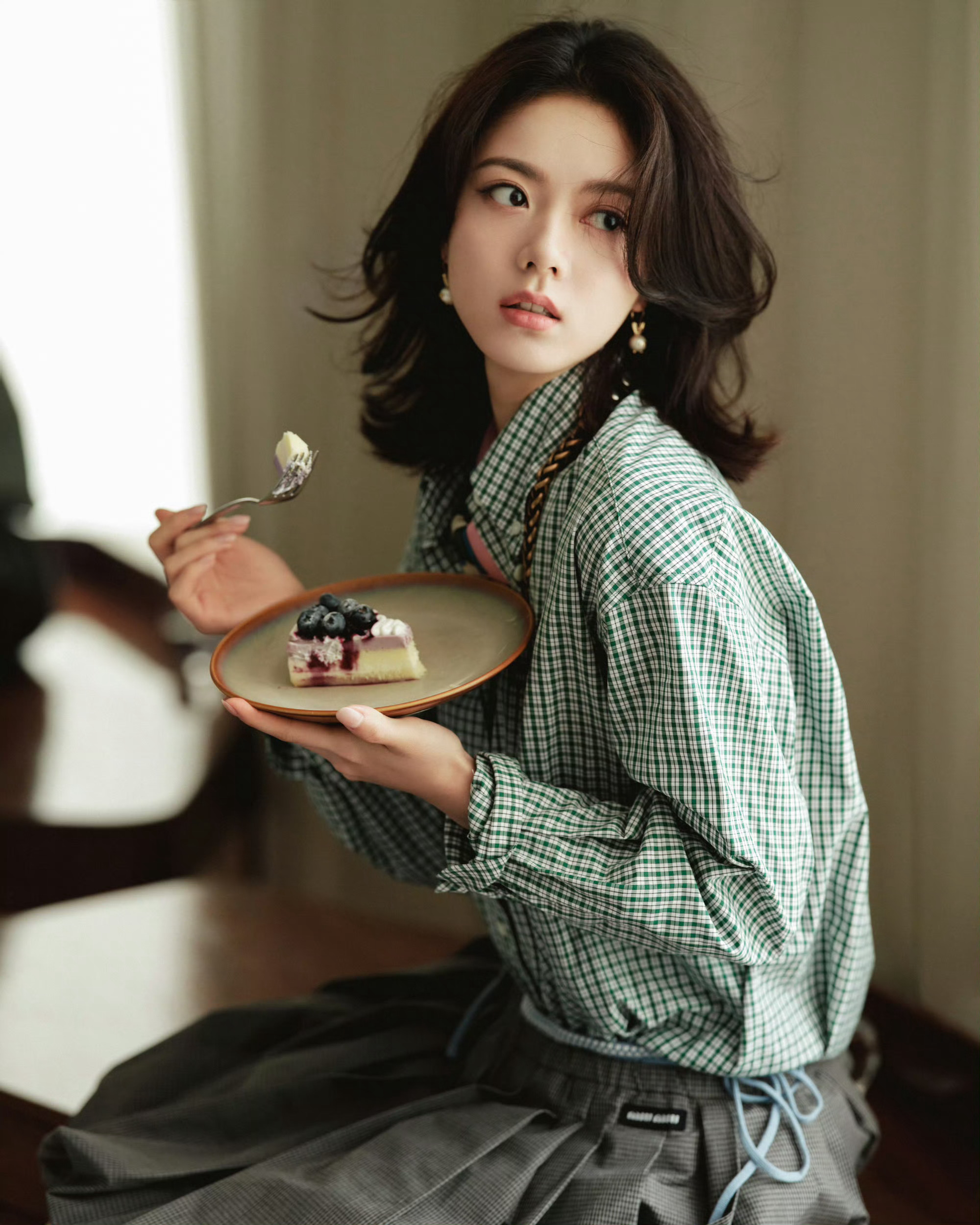 赵今麦miumiu上海路透一身格子衬衫搭配、麦麦不愧是miumiu公主，随手穿搭