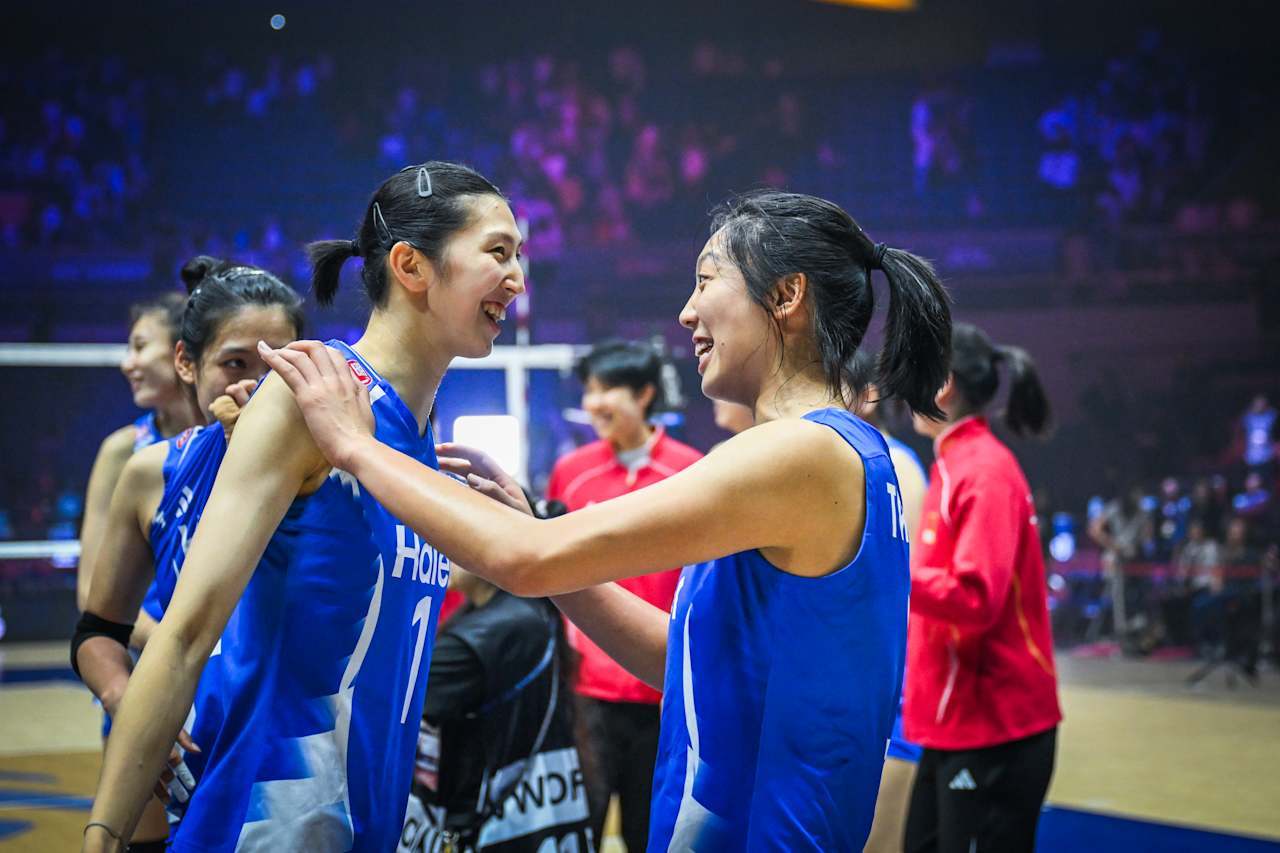📸2026女排亚锦赛第5场胜利合影✌🏻5个3:0强势晋级决赛，中国女排距离洛