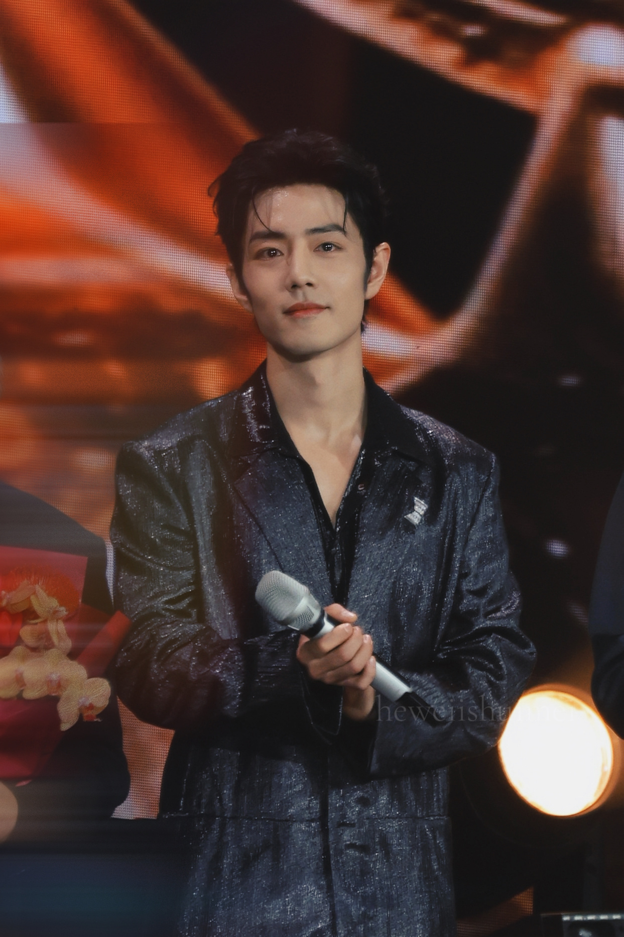 载誉而归，未来可期，恭喜肖战视帝。用作品说话，用实力加冕！肖战红毯璀璨瞬间◎藏海