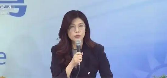 万万没料到，新当选的国民党主席郑丽文，一查才发现她不仅是个“蓝二代”，身上流着那