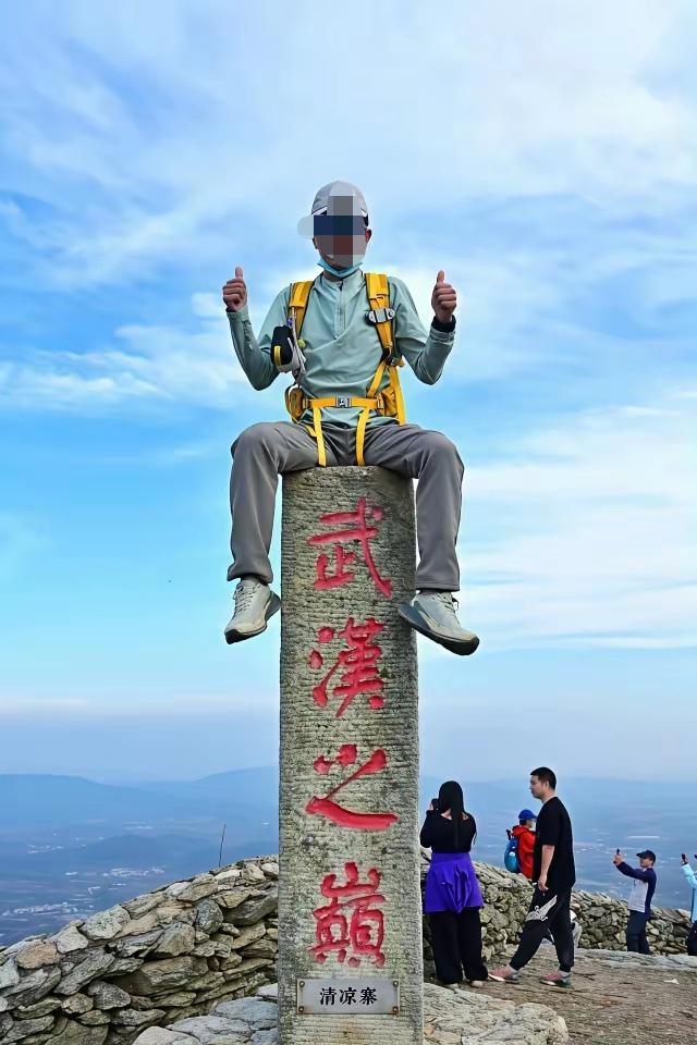 看到此景此情，他是想表达什么主题呢？意义何在？