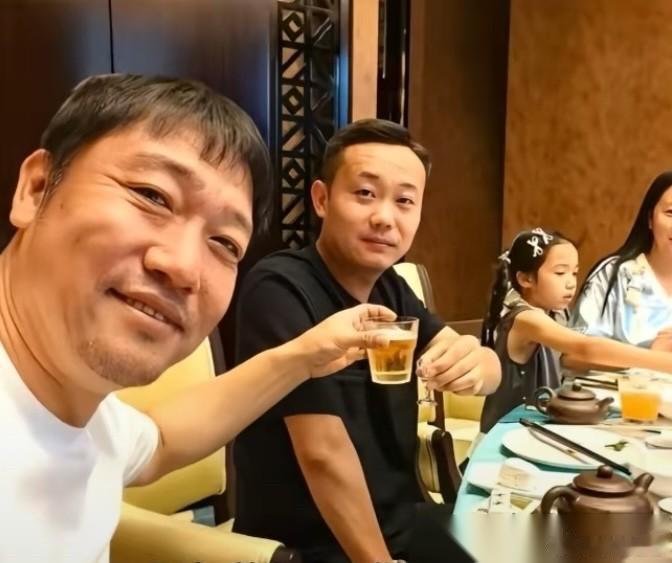 被贾冰给骗了。 刚扒了一下那视频。 原来他根本不会因为这事塌房，反而因为视频里那
