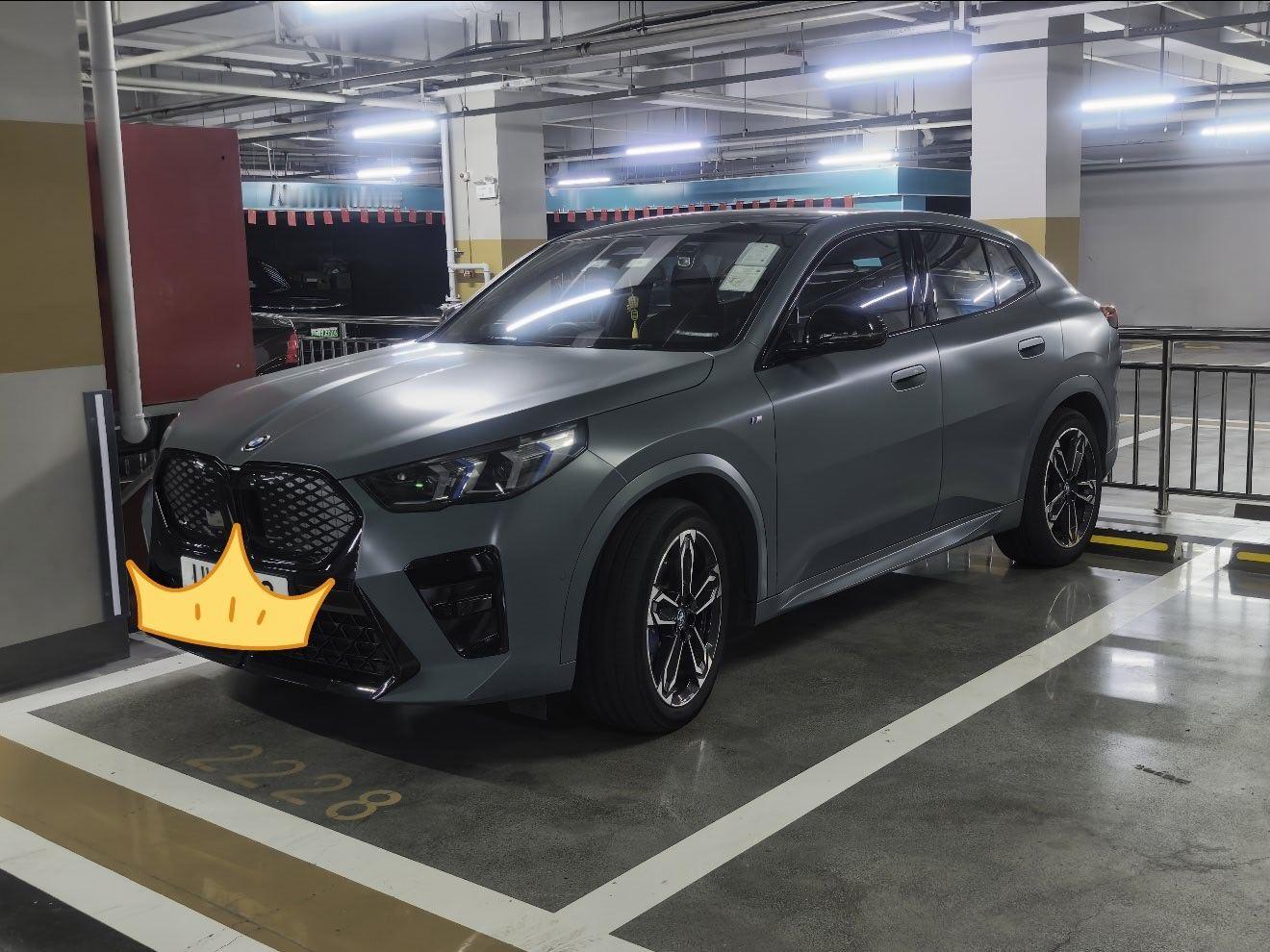 给你们看一下在大陆还没上市的一台进口新能源汽车，宝马iX2。中国香港版本，有20