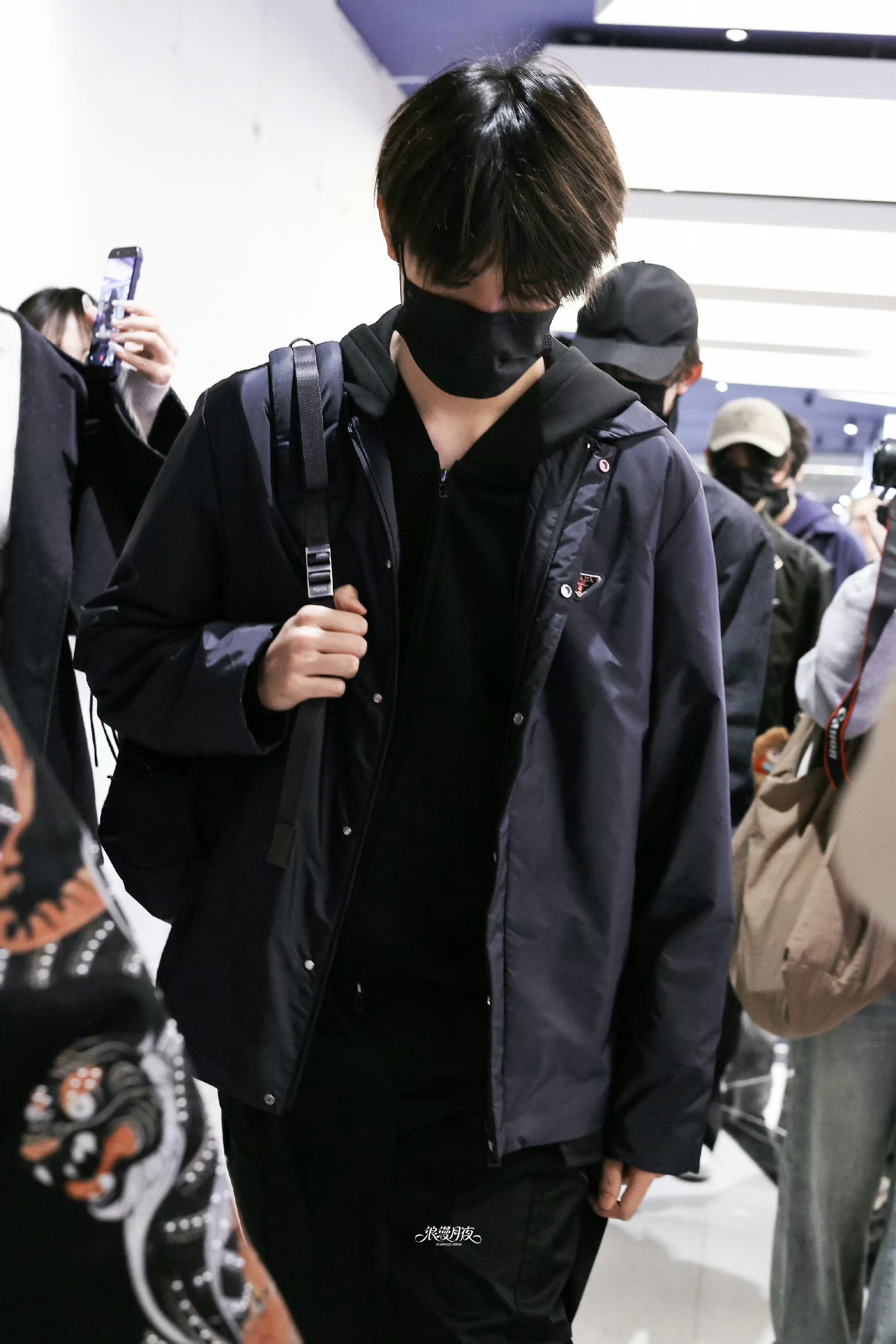 TOP出发回国TOP米兰出发回国机场路透朱志鑫、张泽禹、张极、左航、苏新皓结束时