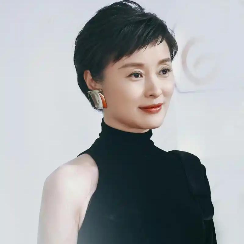 2005年，陈建斌抛弃同居5年的吴越，转身娶了蒋勤勤，一次采访时，记者问：“陈建