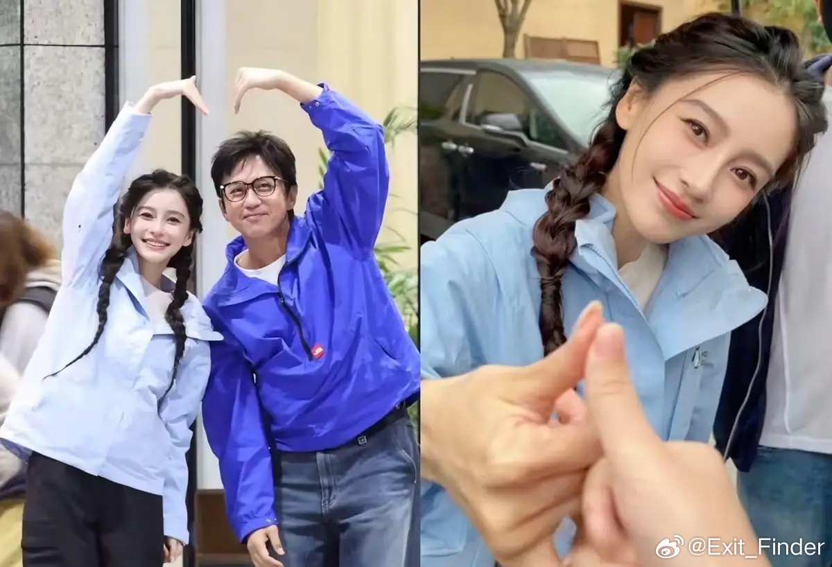 邓超和杨颖在重庆街头同框比心，扎着双马尾的杨颖往邓超旁边一站，跑男那味儿瞬间就回