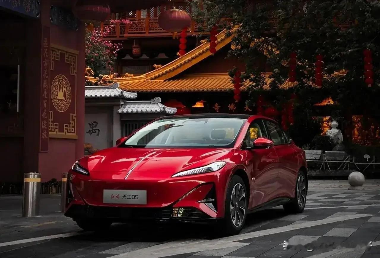 2025年广州车展上，红旗汽车展区热闹非凡。
 
红旗品牌首次集结旗下红旗、红旗