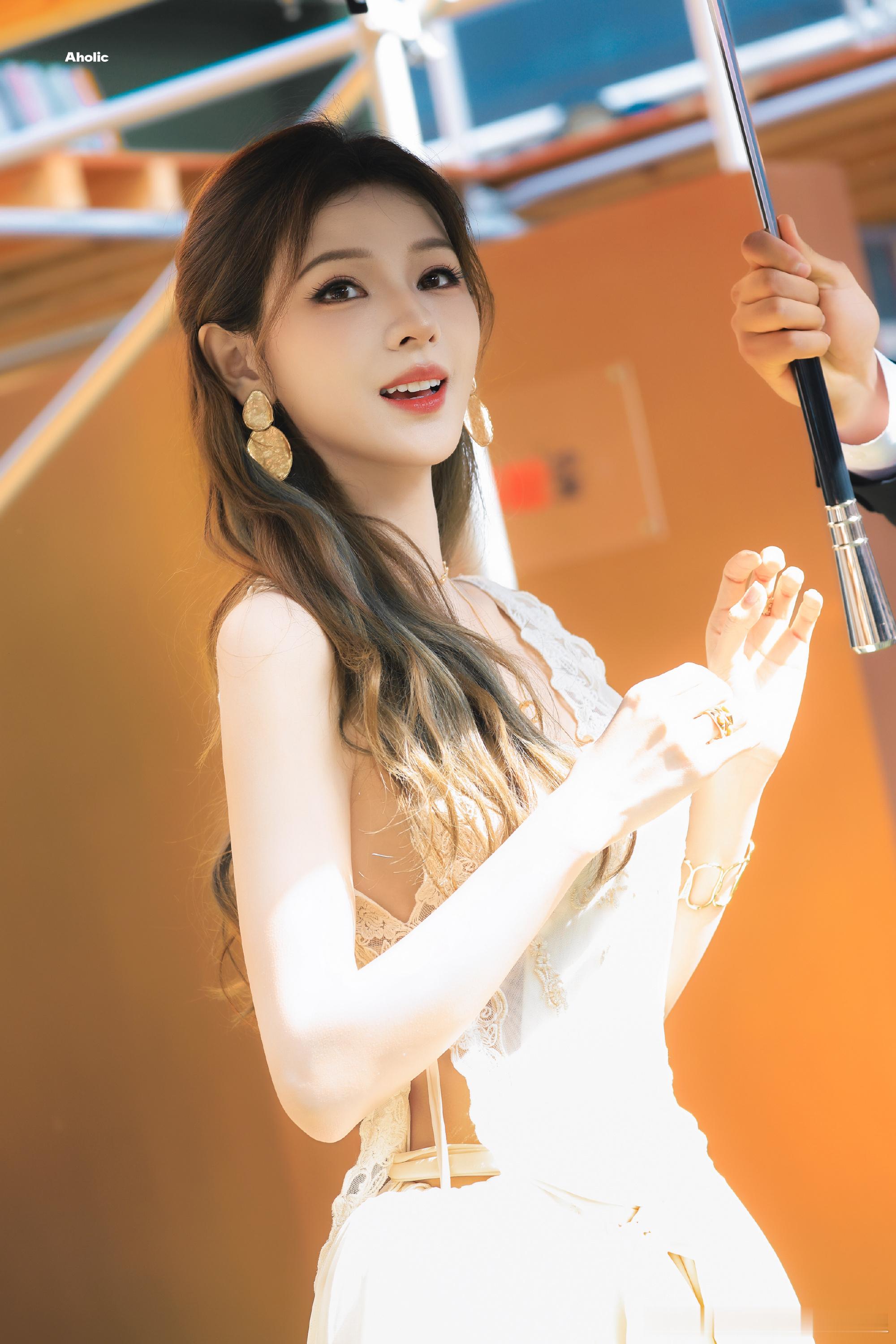 张予曦坐大巴还在想浪姐张予曦你也很想念浪姐吧，坐在合伙人的大巴上也在回忆浪姐 