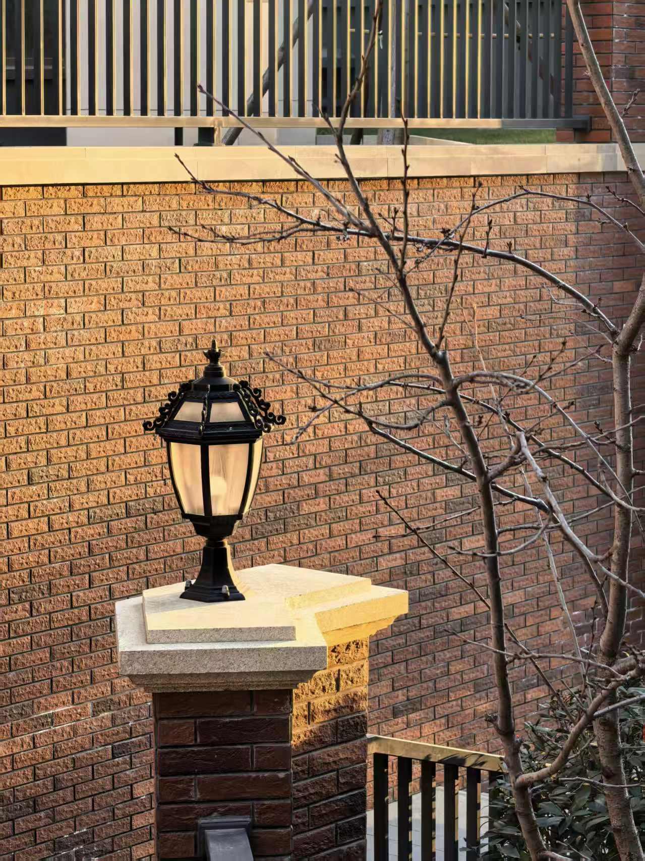 猜猜这是什么时代的灯
在四方机厂两小区的隔离处，有过去建筑的老墙和路灯，这显然有