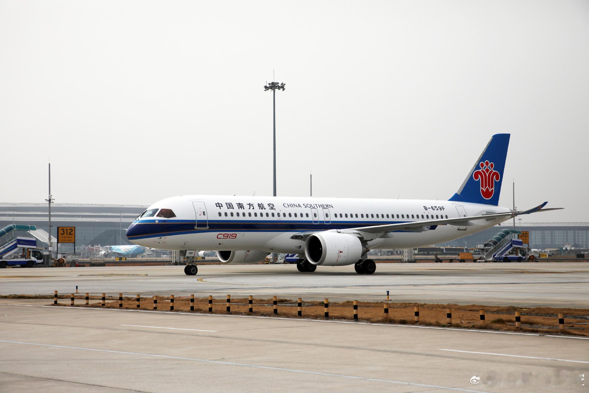 南航第九架C919国产大飞机正式投入运营，注册号B-659F。反正我坐过两次C9
