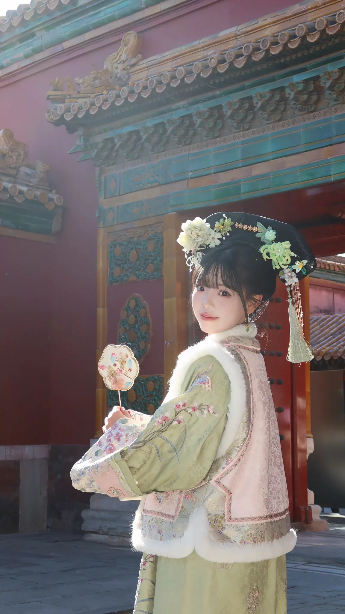 “我在这里盛开 也在这里衰败”她站在正午的阳光里，却又像月亮一样了落寞