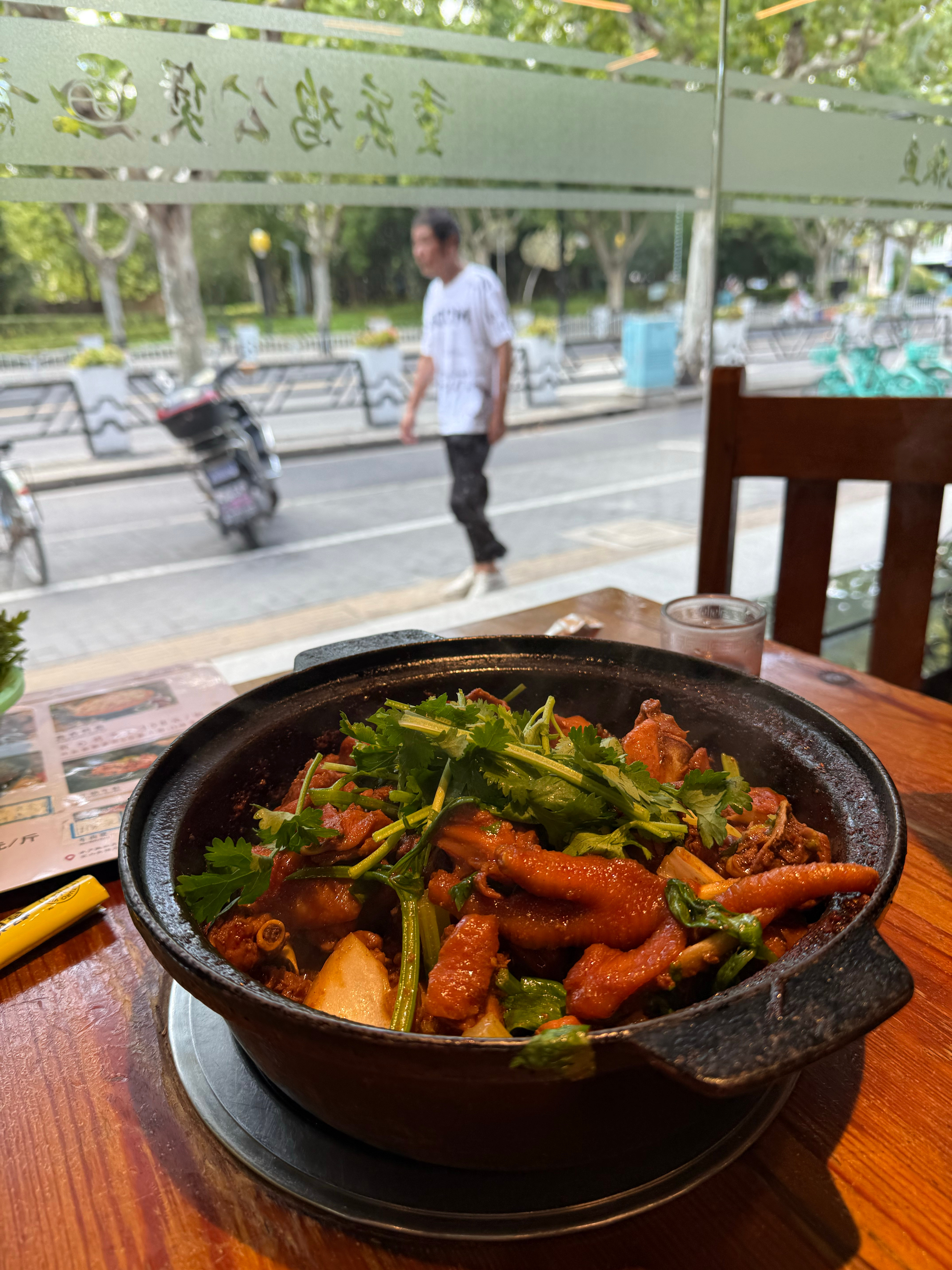 个人认为上海最好吃的鸡公煲和烤鱼 哈哈哈 那几个网上很火的鸡公煲本人觉得很一般[