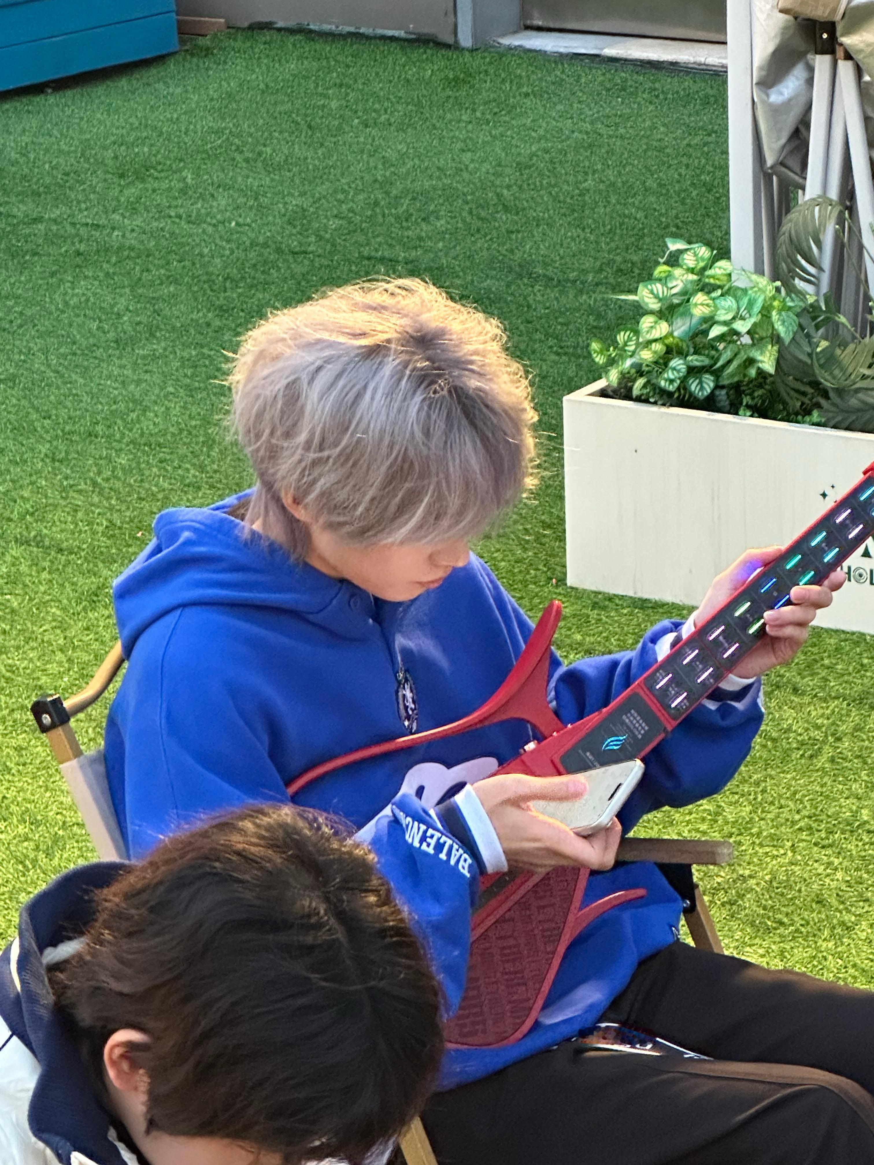 原来发现一只吉他猫猫🎸 