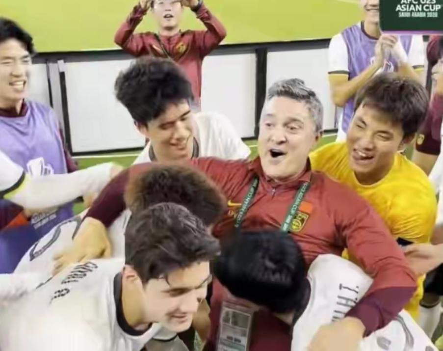 刚下楼买水，刷到一句话，心里咯噔了一下——我当时真愣了半天，先是兴奋，随后又莫名