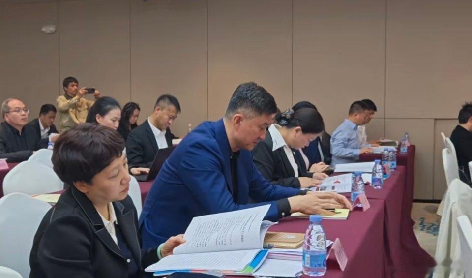 昨天广东省体育总会第五届委员会第二次会议在广州隆重召开，杜锋指导也参加了这次会议