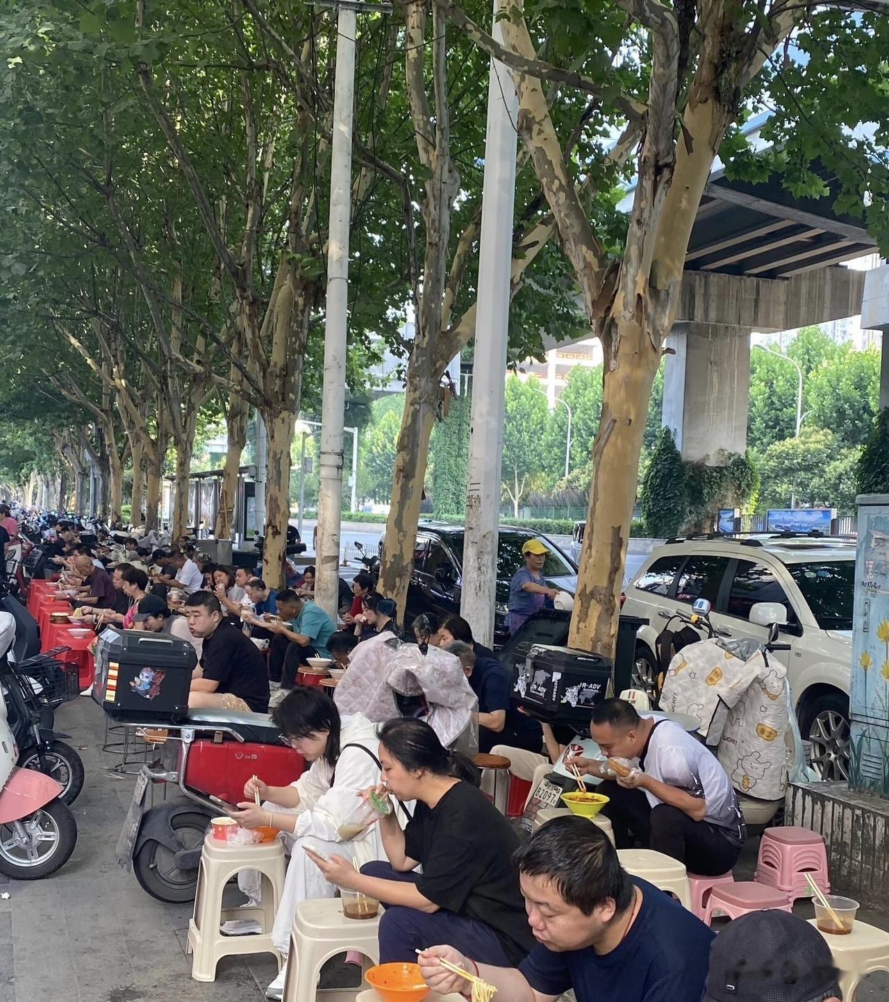 雷军武汉吃热干面被围拍你怎么看雷军回武汉街边吃热干面被路人围拍太正常了。本身是本