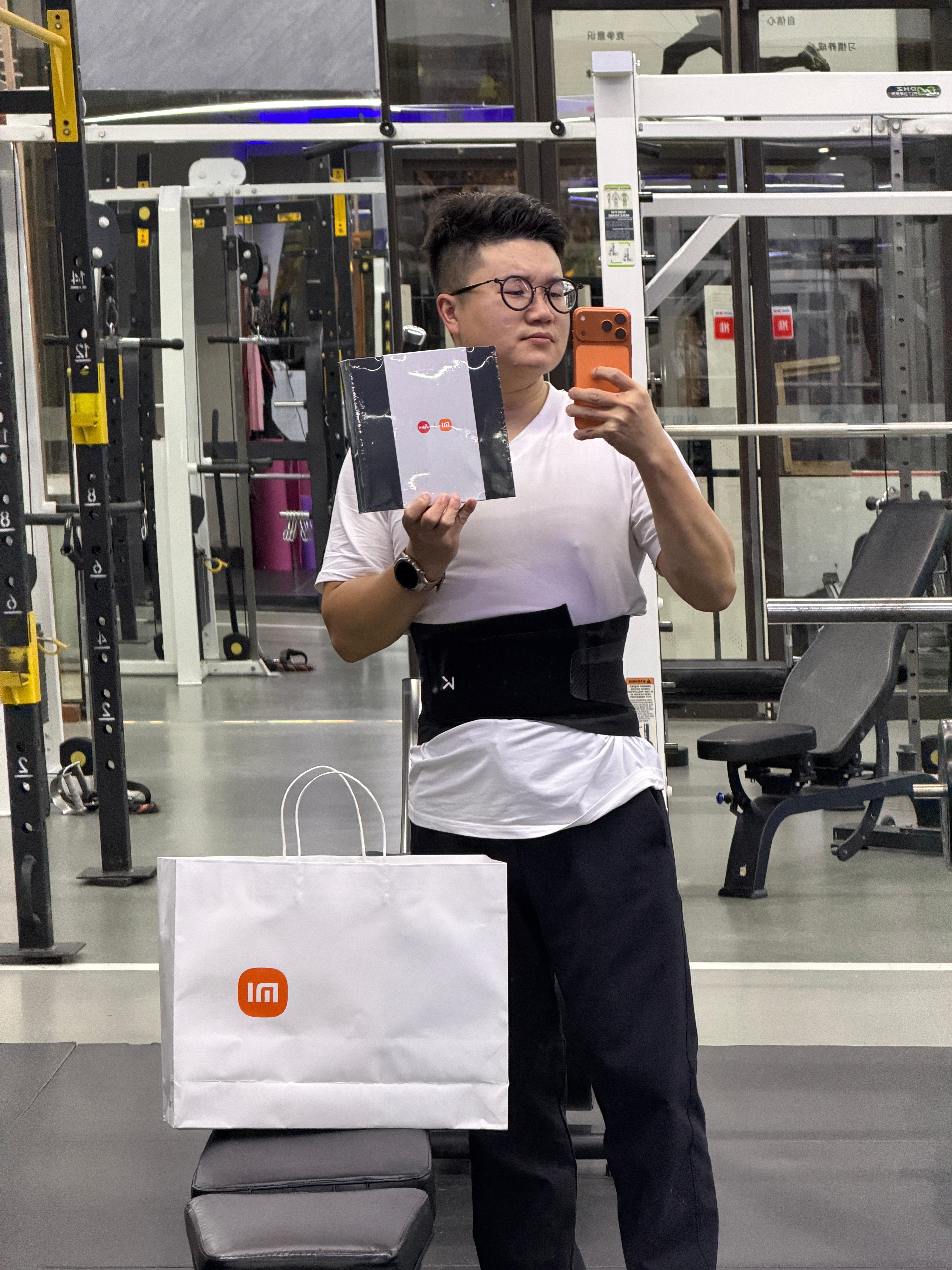 重庆小米很给力！买的17Ultra徕卡版给我送健身房来了、今晚加个班拆一下