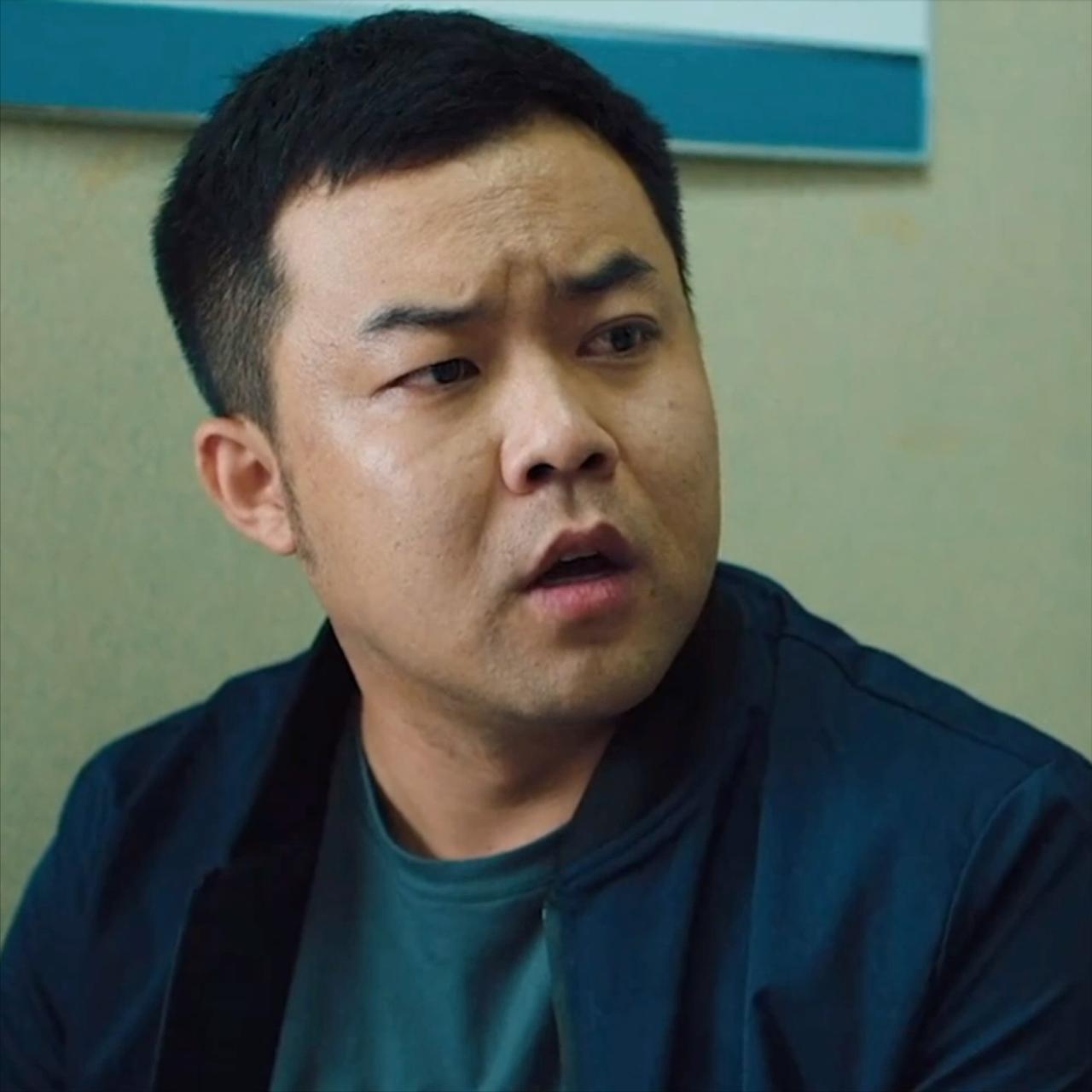 演员，崔志佳说，我弄了一部电影，拍澡堂子的一场戏，有个哥们很有趣，我们让他到旁边