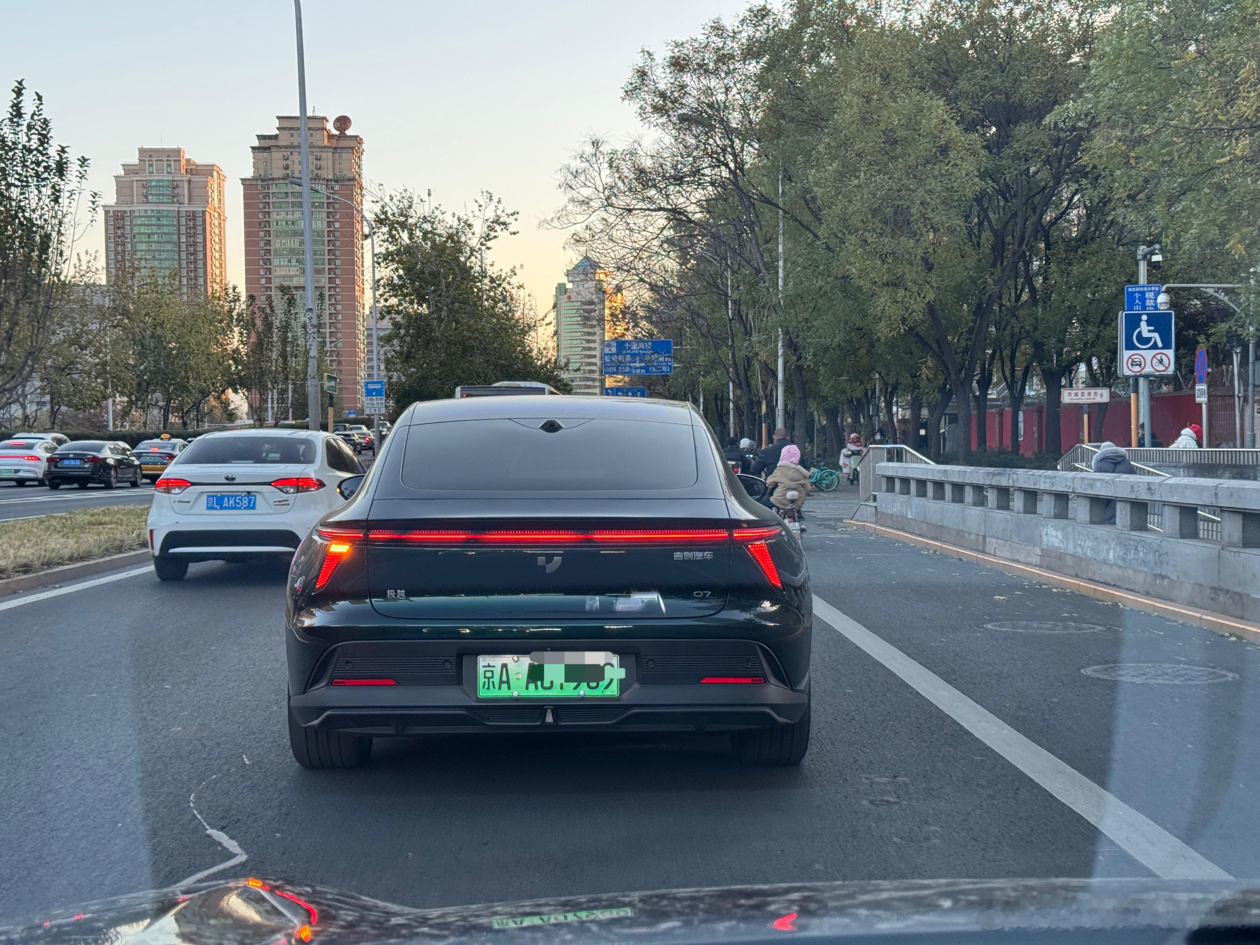 路上 极越07  的可见度高起来了，这几天见了不少。你们在路上见过极越吗？[do