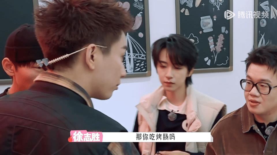 徐志胜贺峻霖黑吃黑 贺峻霖砍价砍得认真，徐志胜套路套得深沉。一个以为队友是助攻，