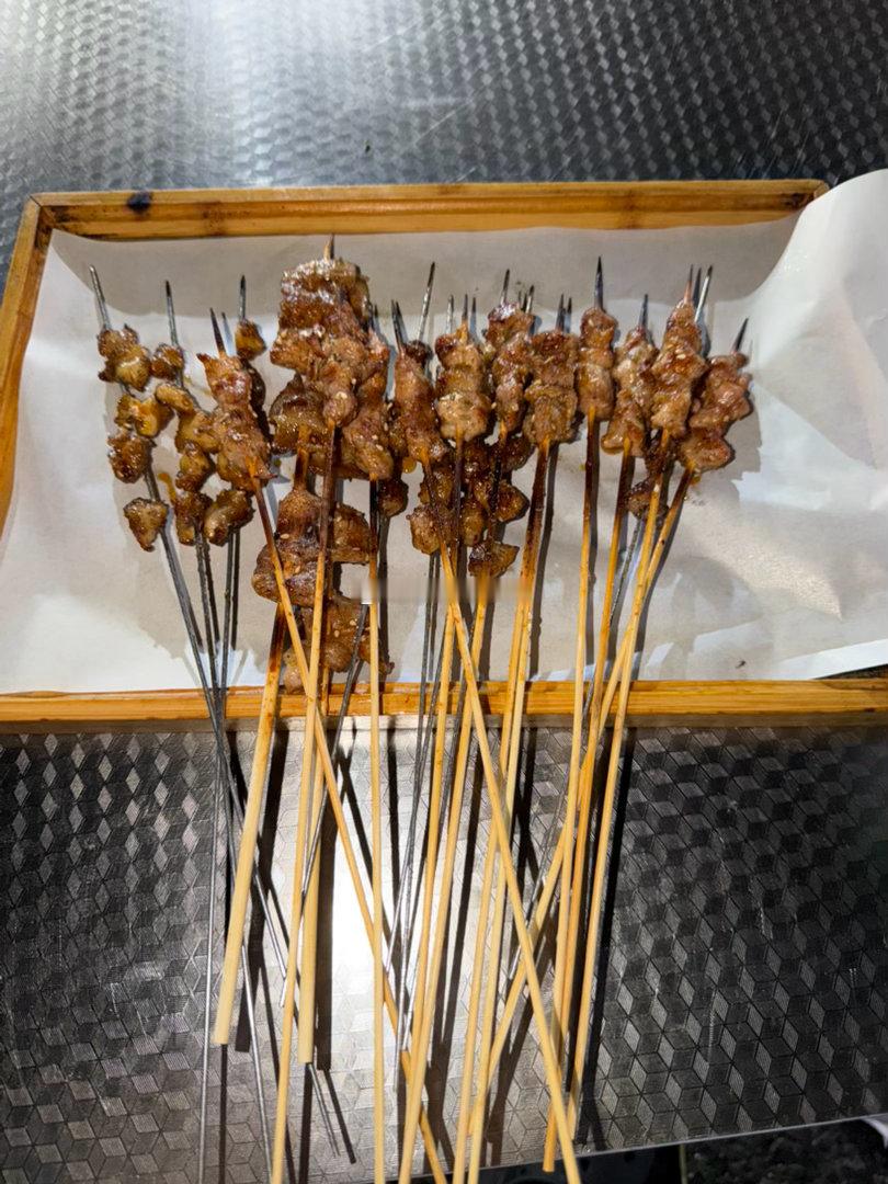 半夜出来充一下便宜的⚡️顺便吃一口心心念念的烧烤然后一个女生还给我送了杯奶茶我真