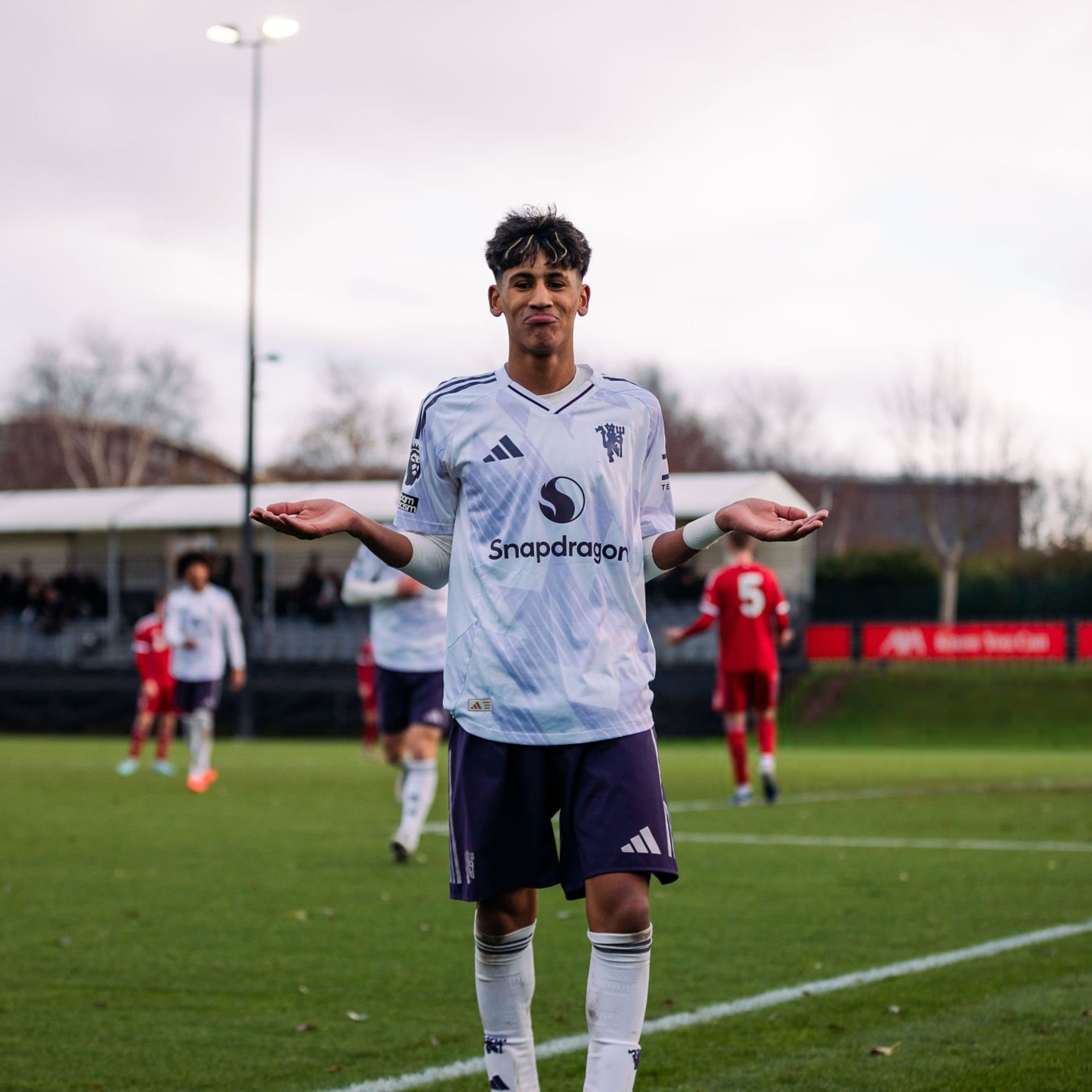 世体：据证实，在英格兰，巴塞罗那已表示有兴趣签下15岁的吉吉·加布里埃尔，他是曼