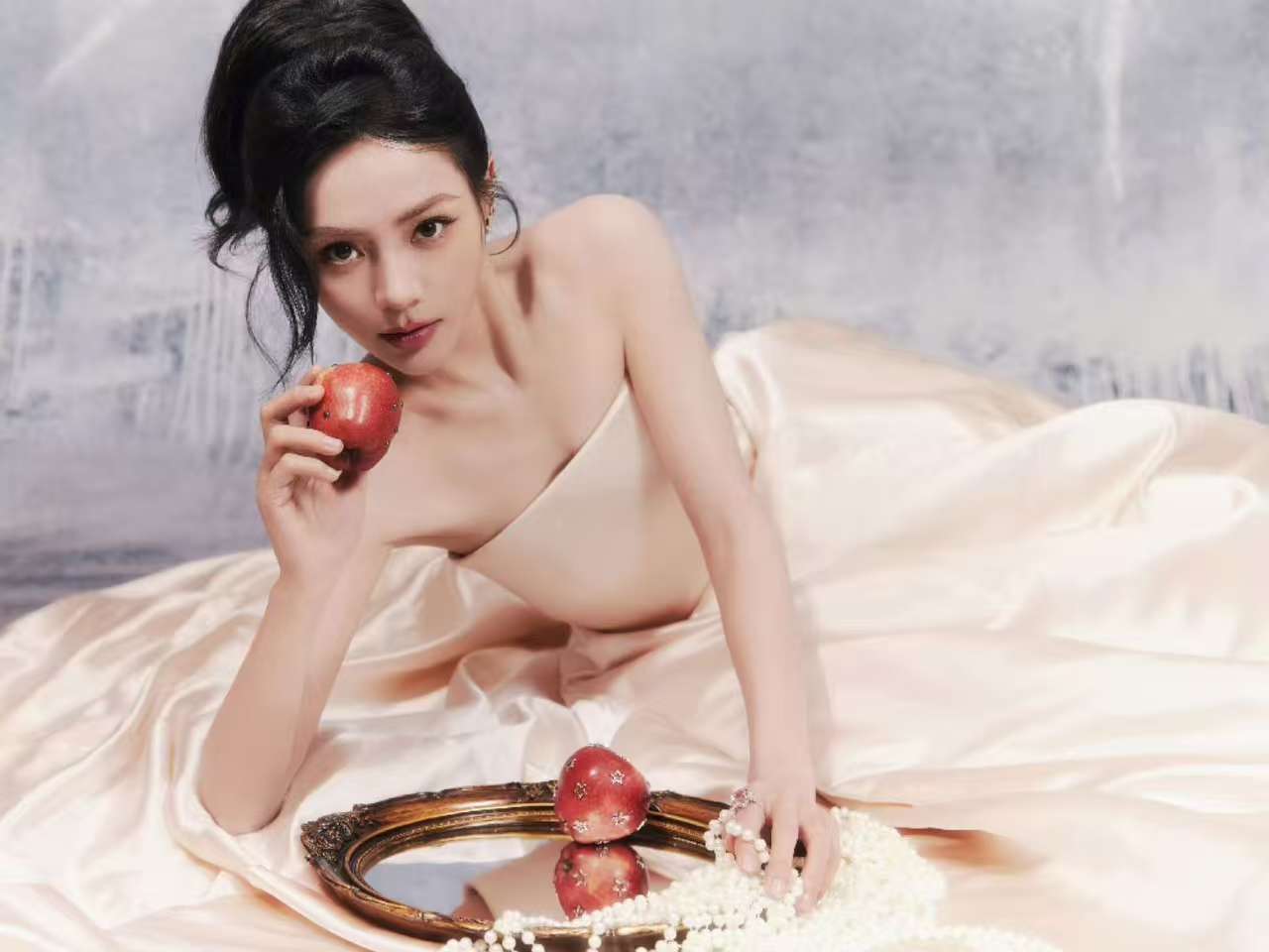 谢可寅香槟色抹胸礼裙谢可寅这个裙子和妆发感觉不太搭吧！谢可寅妆发感觉不太搭 ​​