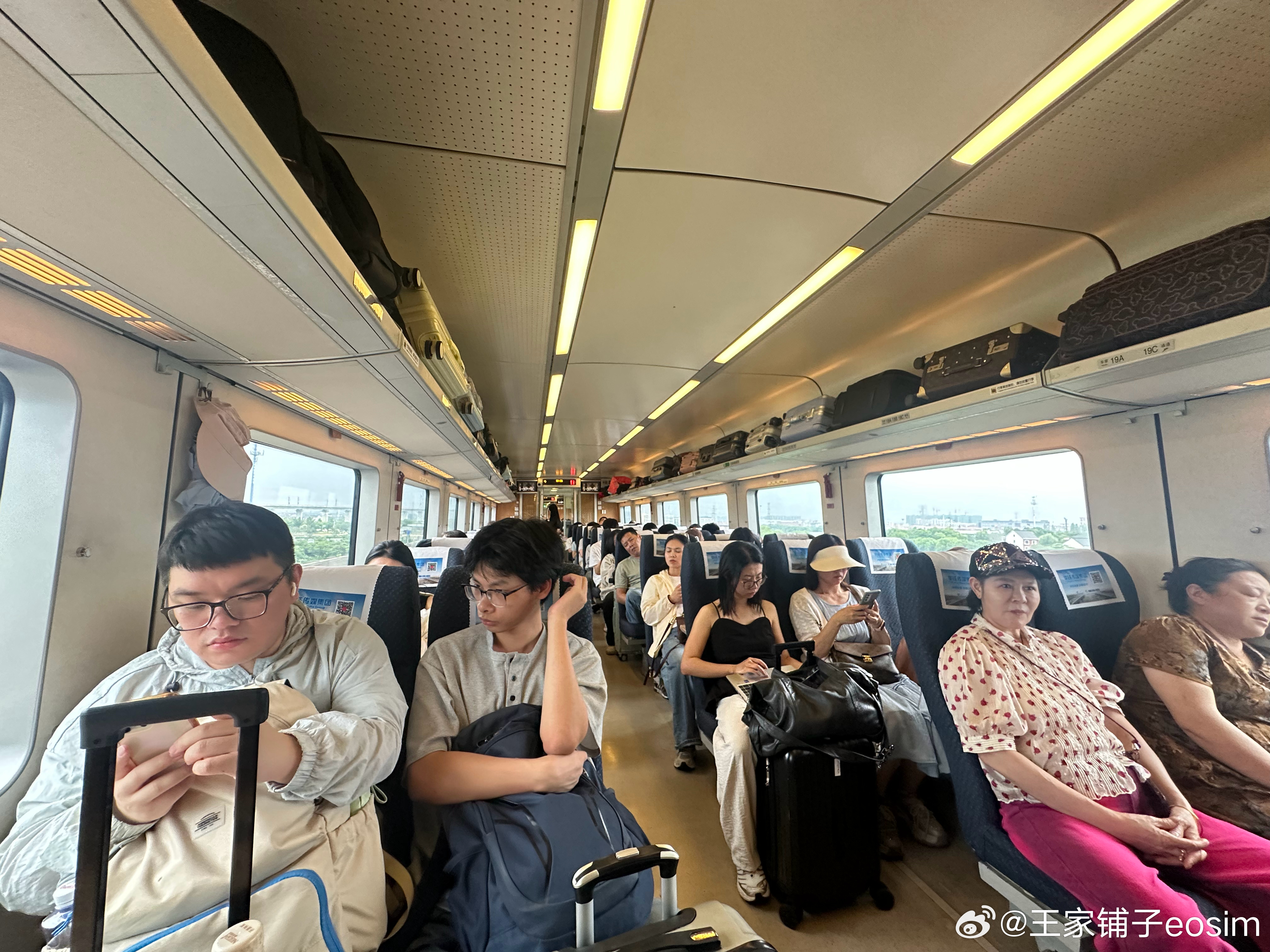 人生第一次坐高铁，位置是反着的！好难受，反胃，但社恐又不好意思和人交流更换。哎，