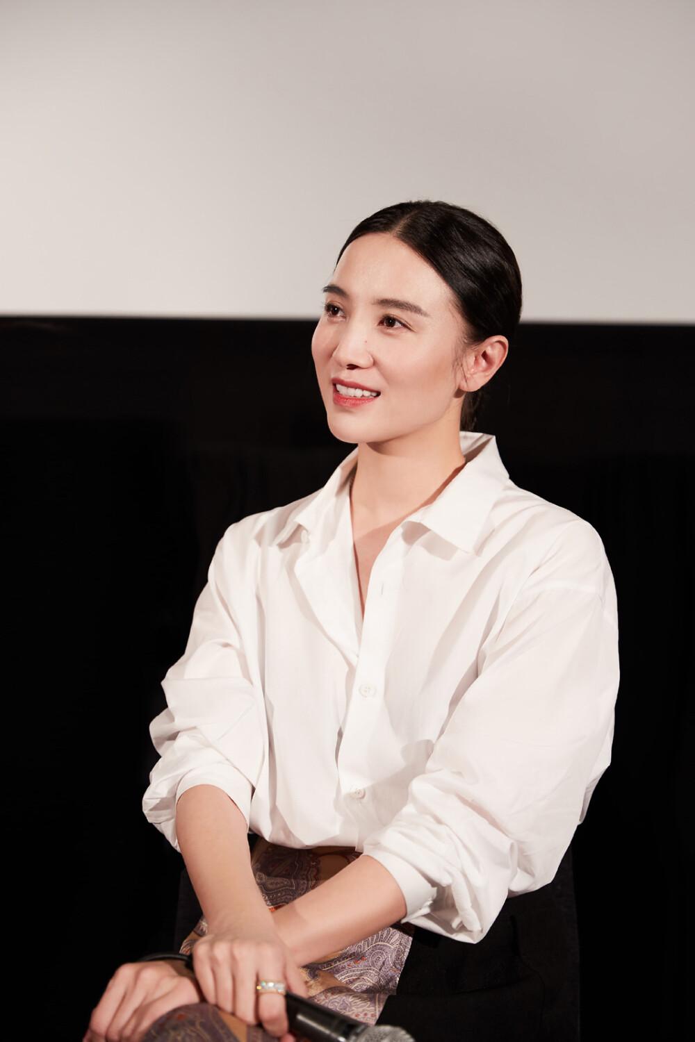 宋佳再次回华坪女高，捐赠100万觉得微不足道，张桂梅校长的评价亮了宋佳又拿奖了，