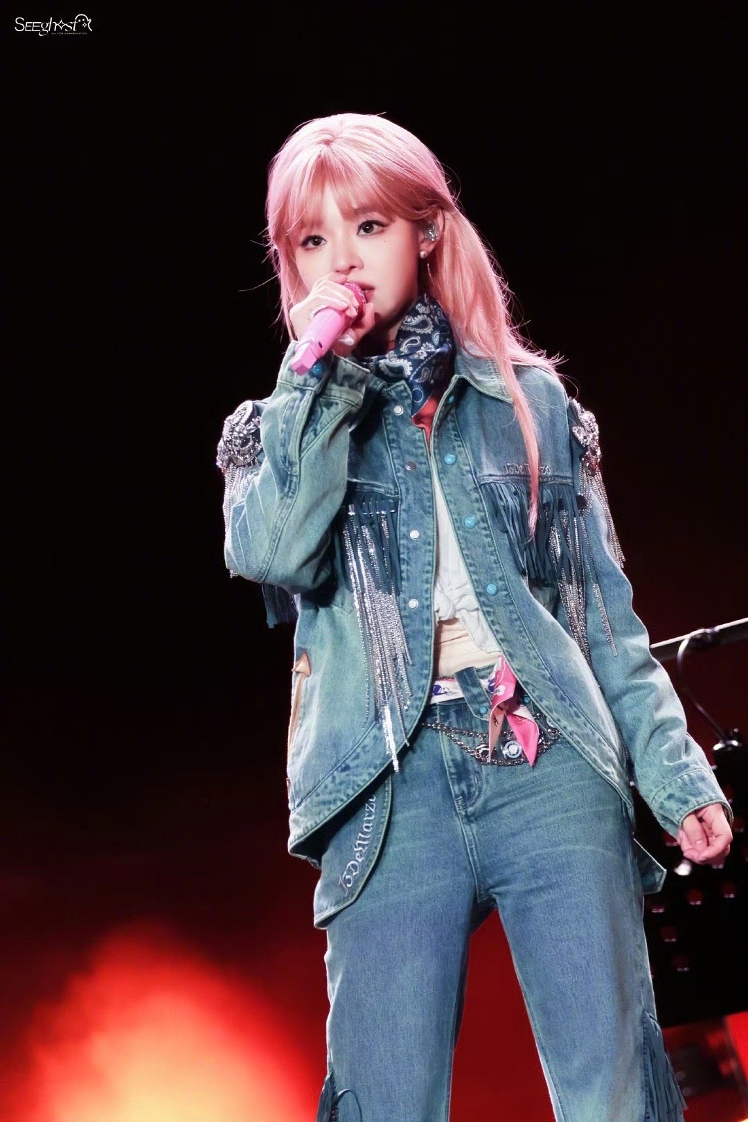 这下都知道黄霄雲穿了两条秋裤 黄霄雲这波“物理保暖”是彻底藏不住了！舞台上被拍到