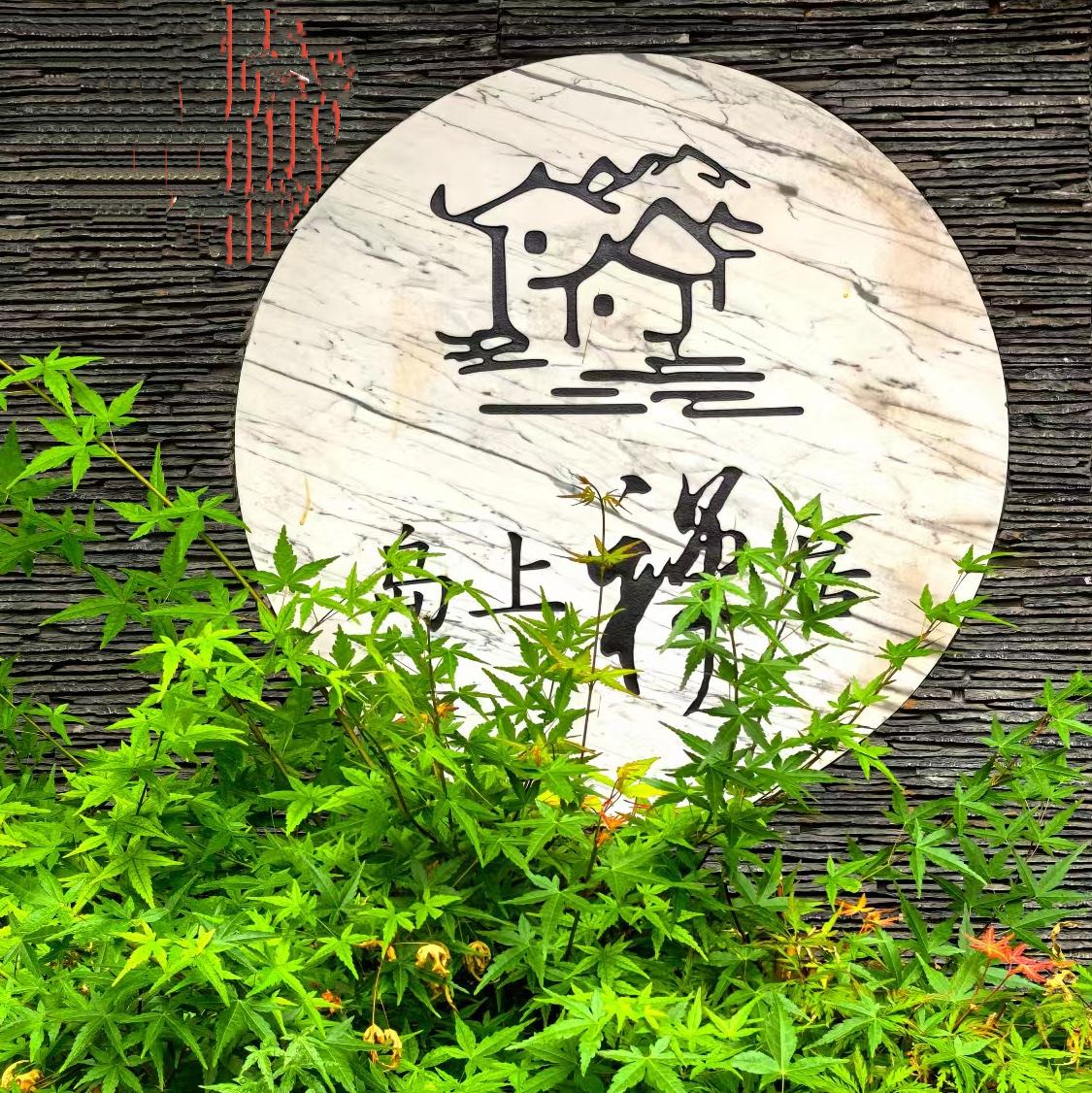 小草丛中……