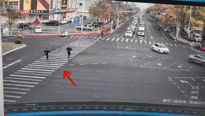 10月31日清晨，山东滨州，寒风中一名仅穿秋裤的7岁男孩迷路，三位热心市民先后报