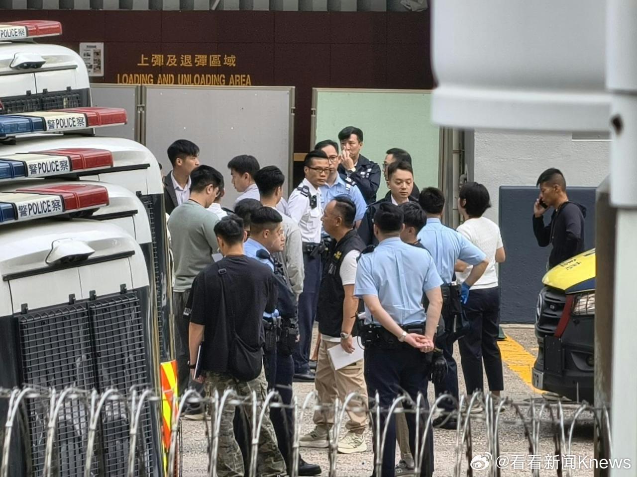 【#香港女警员警署内中枪重伤#】据香港媒体报道，今日（25日）早上7时45分，观