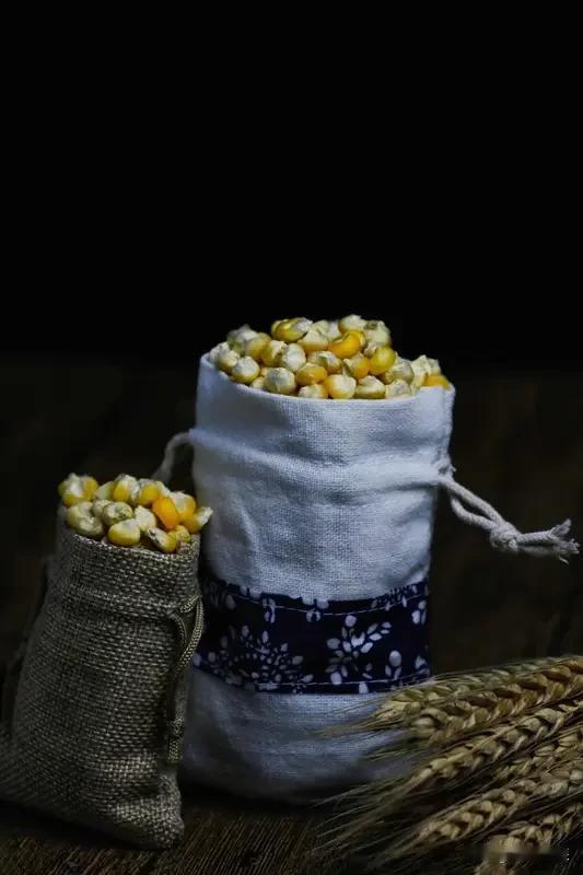 在你们当地玉米叫什么呢? 玉米这玩意儿，在不同地方叫法可太不一样了。在东北，玉米