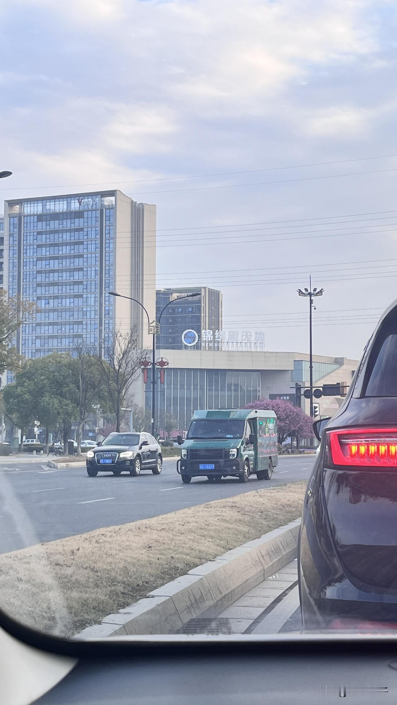 我记得这个商场开了几年了，但已经换了几个名字了，老板也换了好几个，都说小实体店不