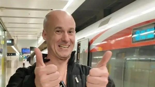 春运中的外国人身影！
2026年春运，这场被誉为“全球最大规模人口迁徙”的大潮中