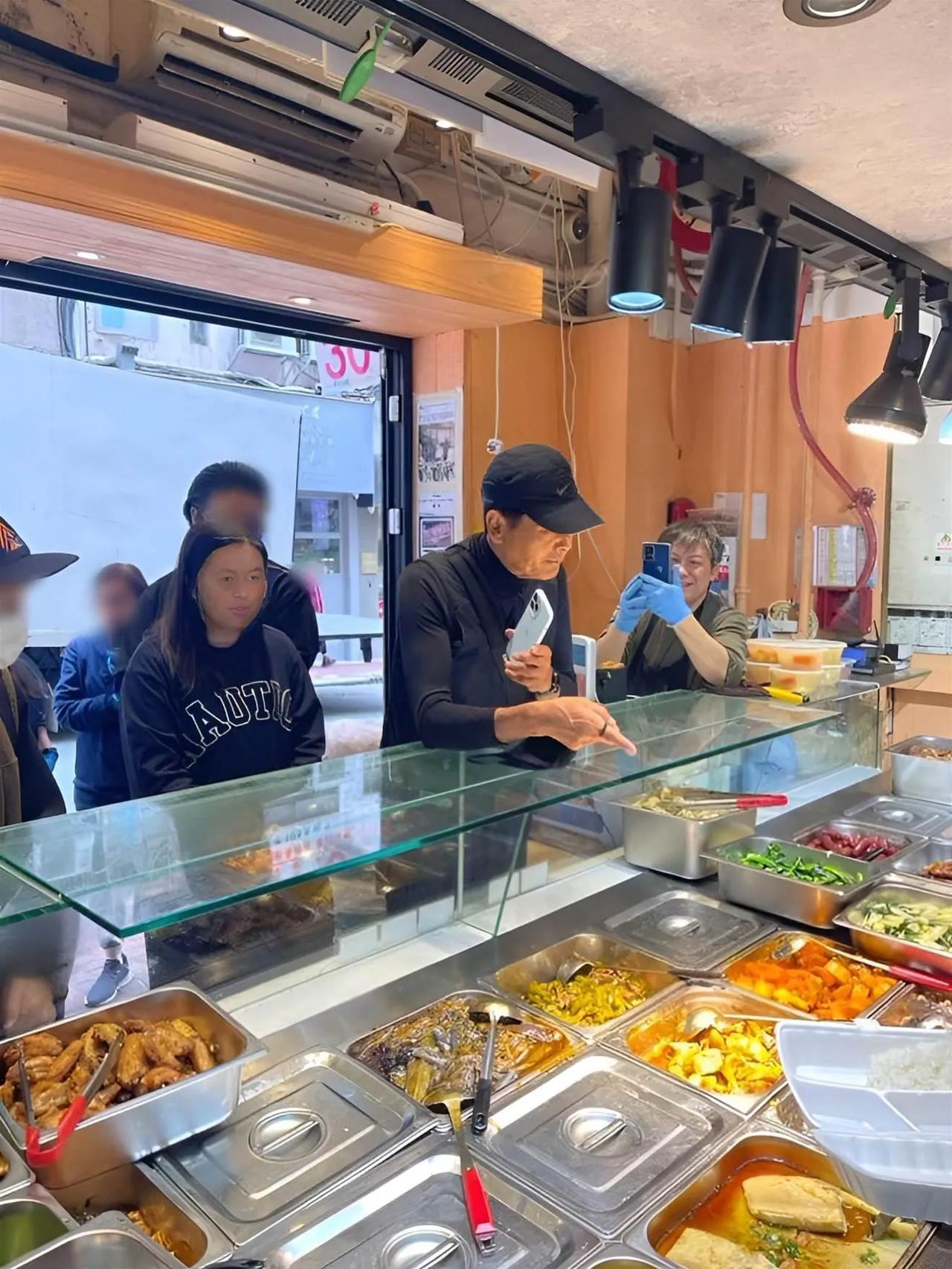 68岁周润发「暴瘦」现身排队买便当！两菜一饭共17，网友：这才是真巨星