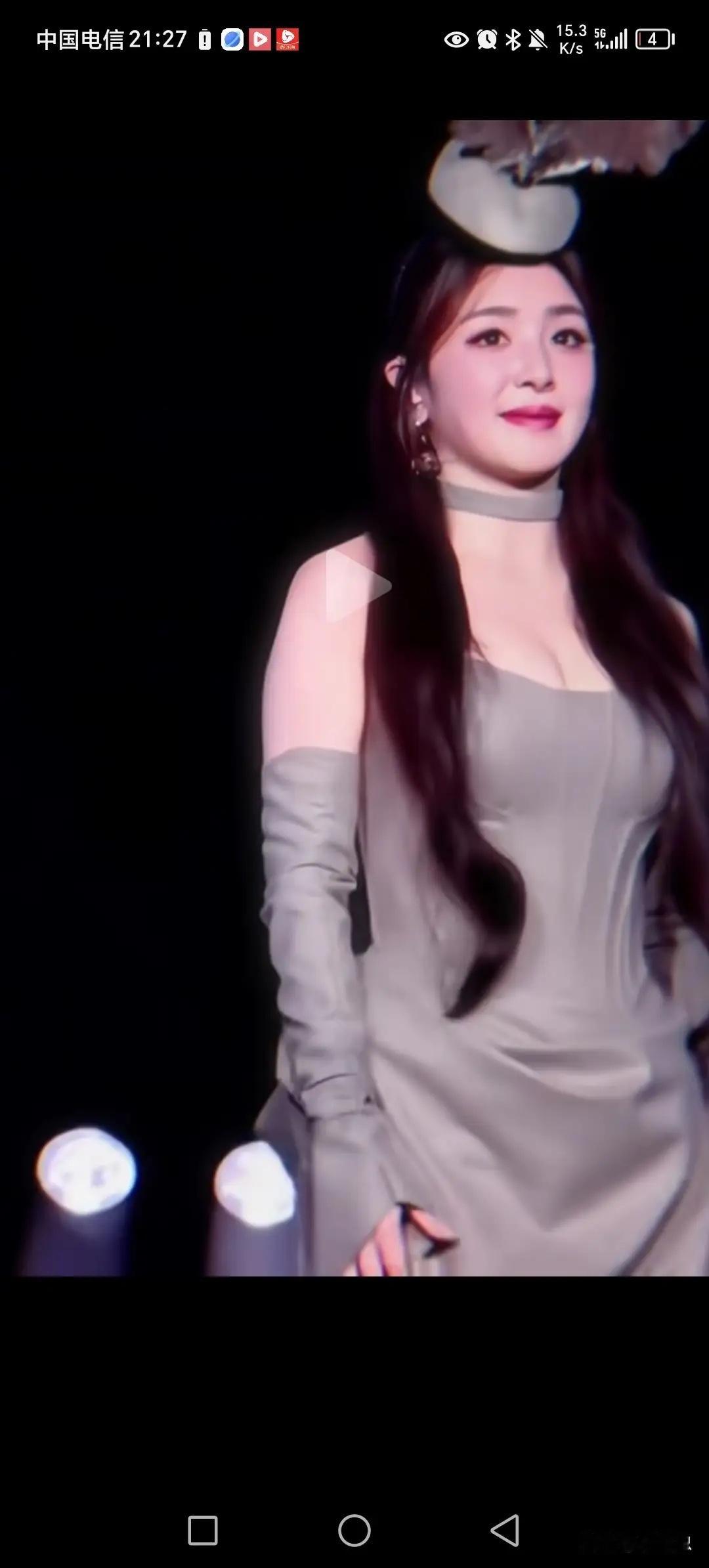 张含韵实在是微胖的天花板。这种身材，这种气质。名字跟她身材一样韵味十足。88年的