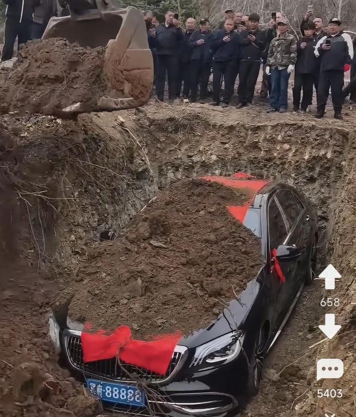 “活埋奔驰车”后续来了，当地政府确认填埋奔驰车情况属实，发布公告坚决杜绝这种破坏