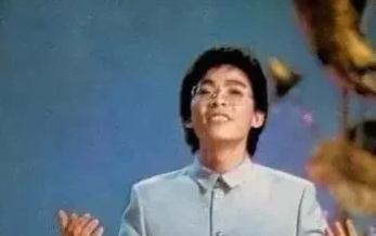 1980年，张明敏唱完《我的中国心》后，被香港乐坛除名。正当他心灰意冷准备回电子